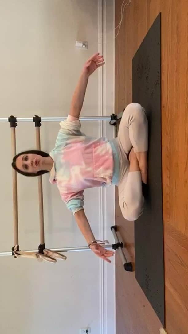 ダニジョーのインスタグラム：「Join Danielle and Jodie’s personal ballet instructor in a 45 minute conditioning class!」