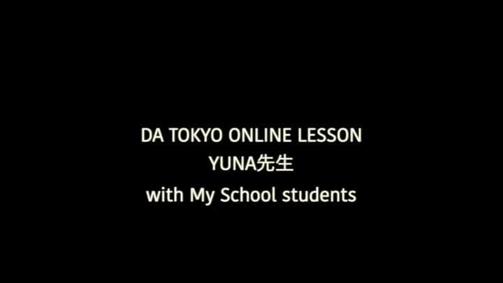 のインスタグラム：「. 東京ダンス&アクターズ専門学校 Tokyo Dance & Actors School . 👩‍🏫MY SCHOOL PROGRAM🏫 先日行われたダンス合宿参加者の皆さんから頂いた動画をつなぎ合わせてみました🥰 . Choreo by Yuna先生 @_j.daaaaance_ . オンラインでどこまでも繋がります👏✨ . . . 👩‍🏫ATTENTION⚠️ . 現在DATOKYOではYouTube動画配信はもちろん、 予約者限定で第一線で活躍されている現役講師とリアルタイムでコミニュケーションを交わしながらレッスンを受けられる生配信レッスンも行なっております😊. ※生配信レッスンはZOOMを使用 . ZOOMではみんなの動きを先生が実際にチェックしながら、アドバイスもくれますよ😘 . なかなかスタジオでレッスンを受けられない日々が続きますが、こんな時だからこそDATOKYOのレッスンをオンラインを通じておうちで気軽に受けられます🤗✨ . ⚠️必要なもの⚠️ ①スマホorPCなどタブレット端末. ②ZOOMアプリ. ③快適なネットワーク. ④必要最低限踊れるスペース. ⑤飲み物&タオル(結構普通に汗かきます💦). 以上🥳👍 . 普段なかなか東京に来れない遠方の方々も大歓迎💕 全国各地で受講可能です❣️ . ご予約・詳細はHP、またはDATOKYO公式LINEにてお問い合わせください(^^) . .  #tsmshibuya#datokyo#dancer#dance#hiphop#freestyle#student#shibuya#tokyo#dancemovie#dancers #dancelife#dancevideo#ダンス#ダンス動画#ダンサー#ダンス専門学校#専門学校#在校生#da東京#tsm渋谷#渋谷#workshop#ws#onlinedance」