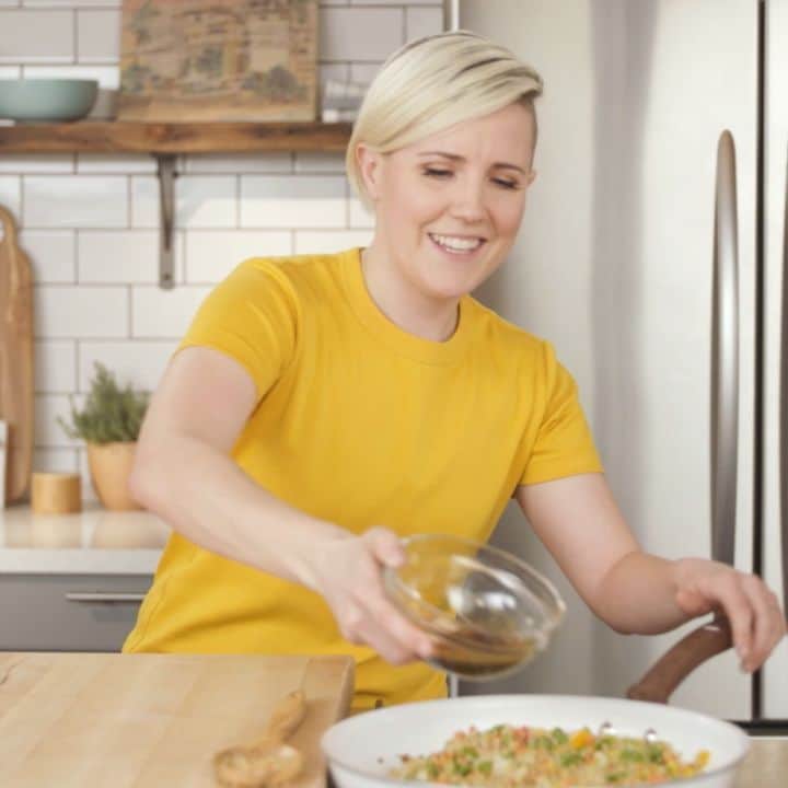 ハナー・ハートのインスタグラム：「The new normal is lunch at home. I partnered with @krogerco for an episode of #LetsPrep where we prep time saving recipes with loads of flavors that you can use throughout the week. Maybe this will be some inspiration and you can work with what you got in the house! Who knows! Check out the video link in the bio to find out. #ad」