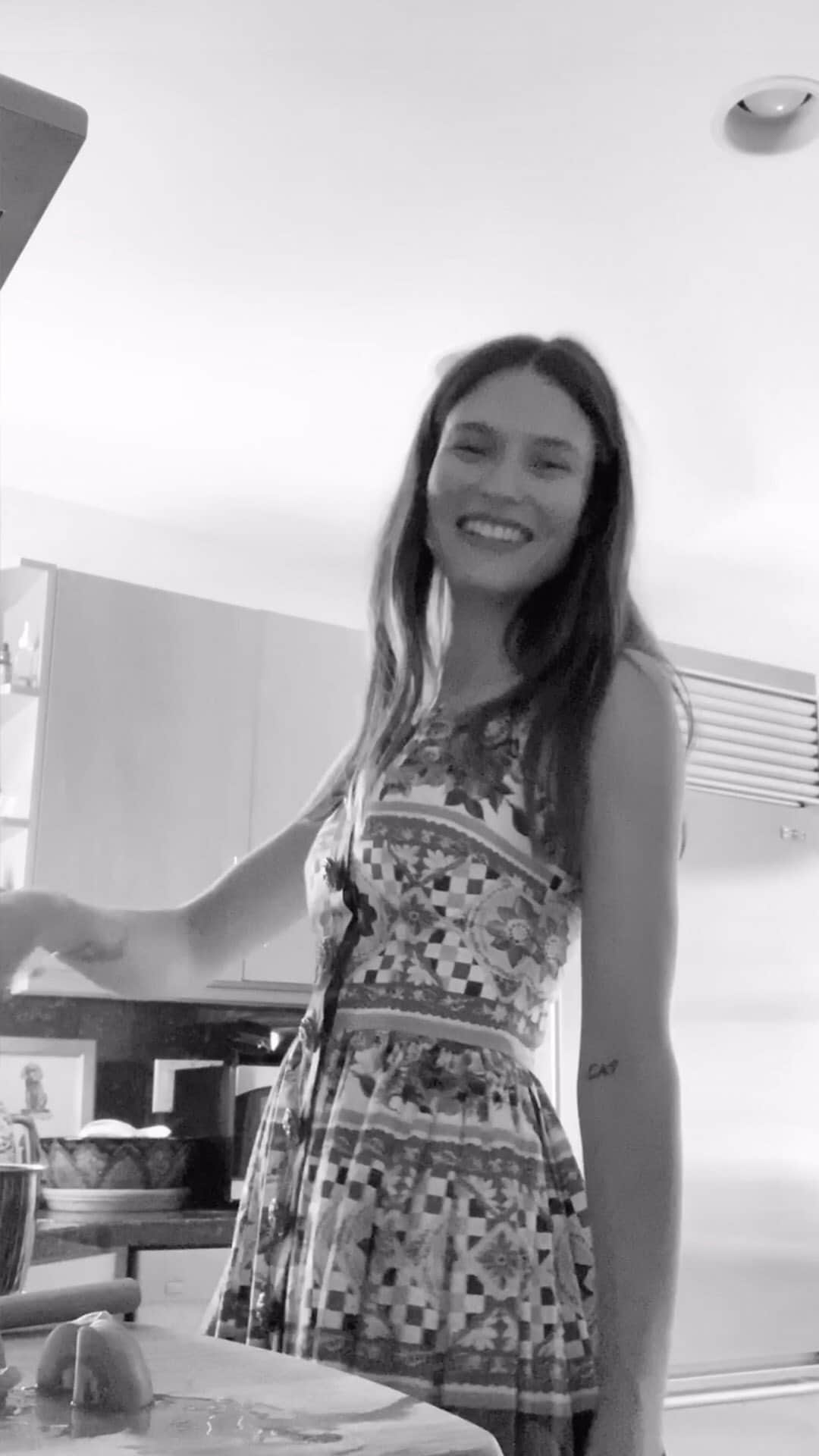 のインスタグラム：「⠀ ⠀ @biancabalti welcomes us into her home listening to her friend @tizianoferro performing "Parlami d'amore Mariù". ⠀ ⠀ As well as sharing the connecting force of handmade craft in the Italian tradition, #DGFattoInCasa fund raising project supports @fondazionehumanitasricerca and it’s an extension of Dolce&Gabbana’s ongoing Amore For Scientific Research project with @humanitas.university.⠀ ⠀ ⠀ #DGFattoInCasa is presented in partnership with For Funding by @intesasanpaolo Bank.⠀ ⠀ ⠀ Take part and support the fund raising at link in bio.⠀ ⠀ #DolceGabbana」