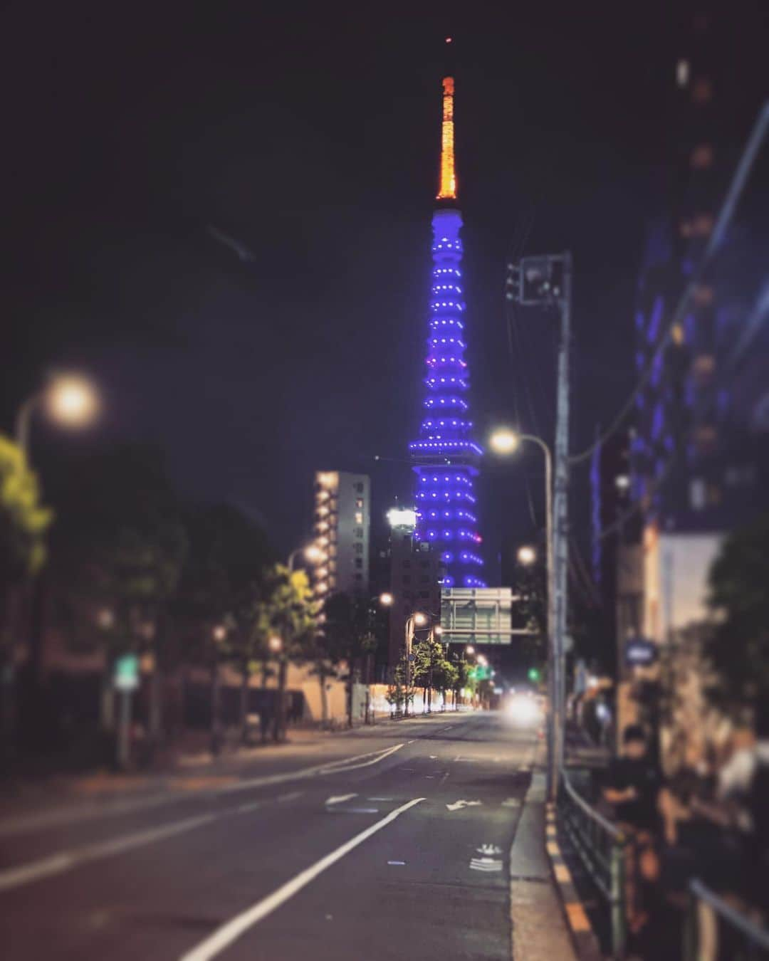 澤田友美さんのインスタグラム写真 - (澤田友美Instagram)「. ２４時丁度から🗼が4分間だけblueにかわるmagical time💙✨ らっきっき🧞‍♂️✨ . . #tokyotower #blue #memories」5月16日 0時59分 - tomomi__sawada