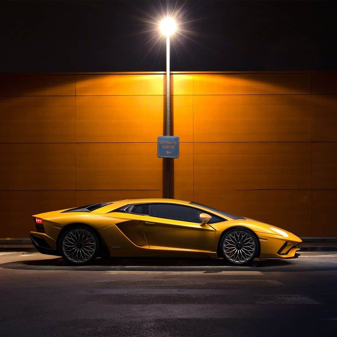 ランボルギーニさんのインスタグラム写真 - (ランボルギーニInstagram)「Excellence always stands tall and shines bright.  Characterized by an exquisite aerodynamic design, the extraordinary Aventador S is the ultimate expression of new technological and performance milestones.  Captured by @rudolfvdv.  #Lamborghini #AventadorS #LightsOnLamborghini」5月16日 1時00分 - lamborghini