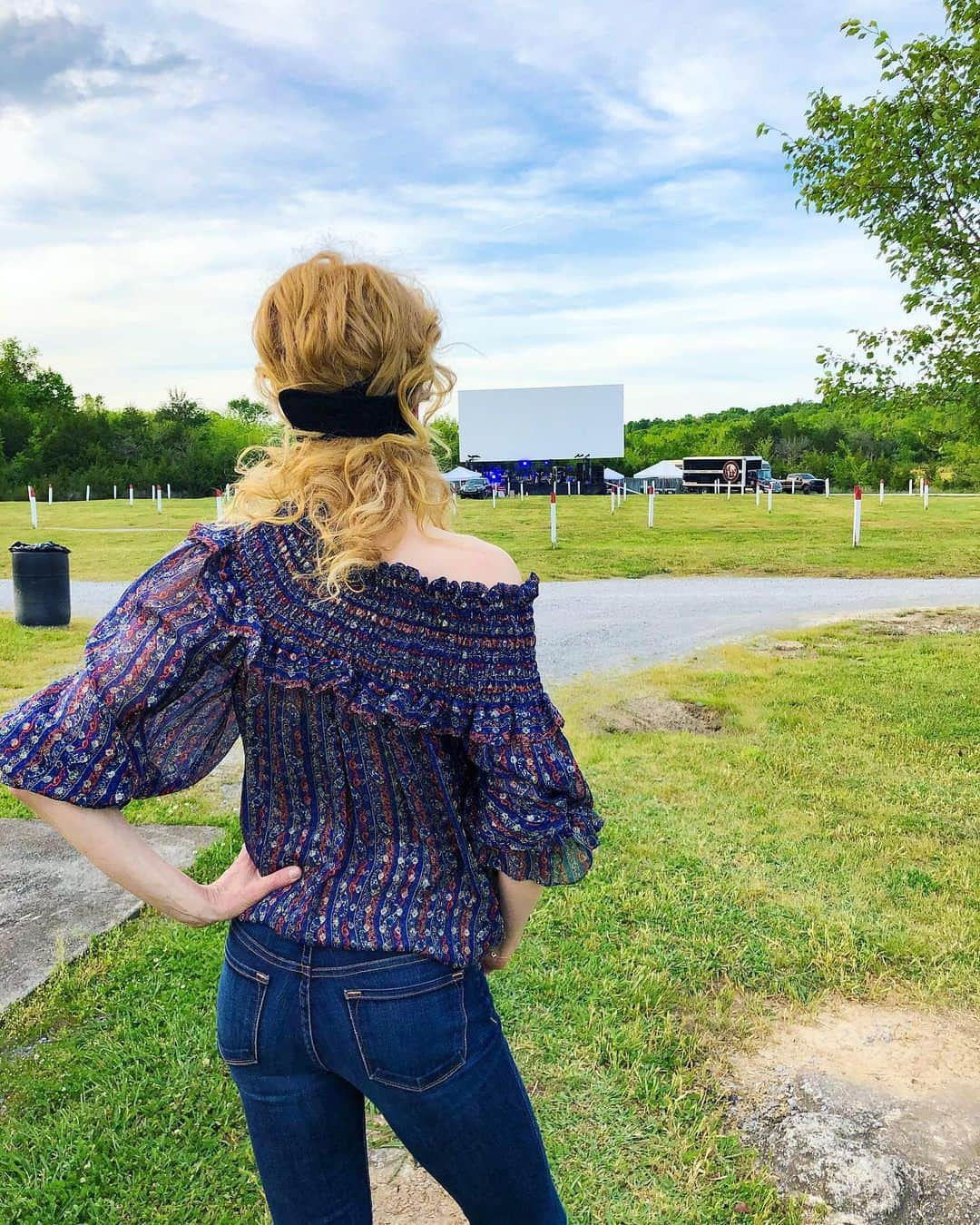 ニコール・キッドマンさんのインスタグラム写真 - (ニコール・キッドマンInstagram)「@KeithUrban just had to play!! Isolating with live music at last night’s first #UrbanUnderground drive-in gig for the incredible #frontline workers at @VanderbiltHealth ❤️ xx」5月16日 1時02分 - nicolekidman