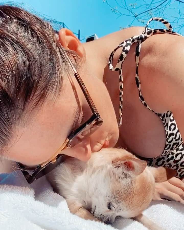ヒラリー・ローダのインスタグラム：「my sweet old girl 💘」