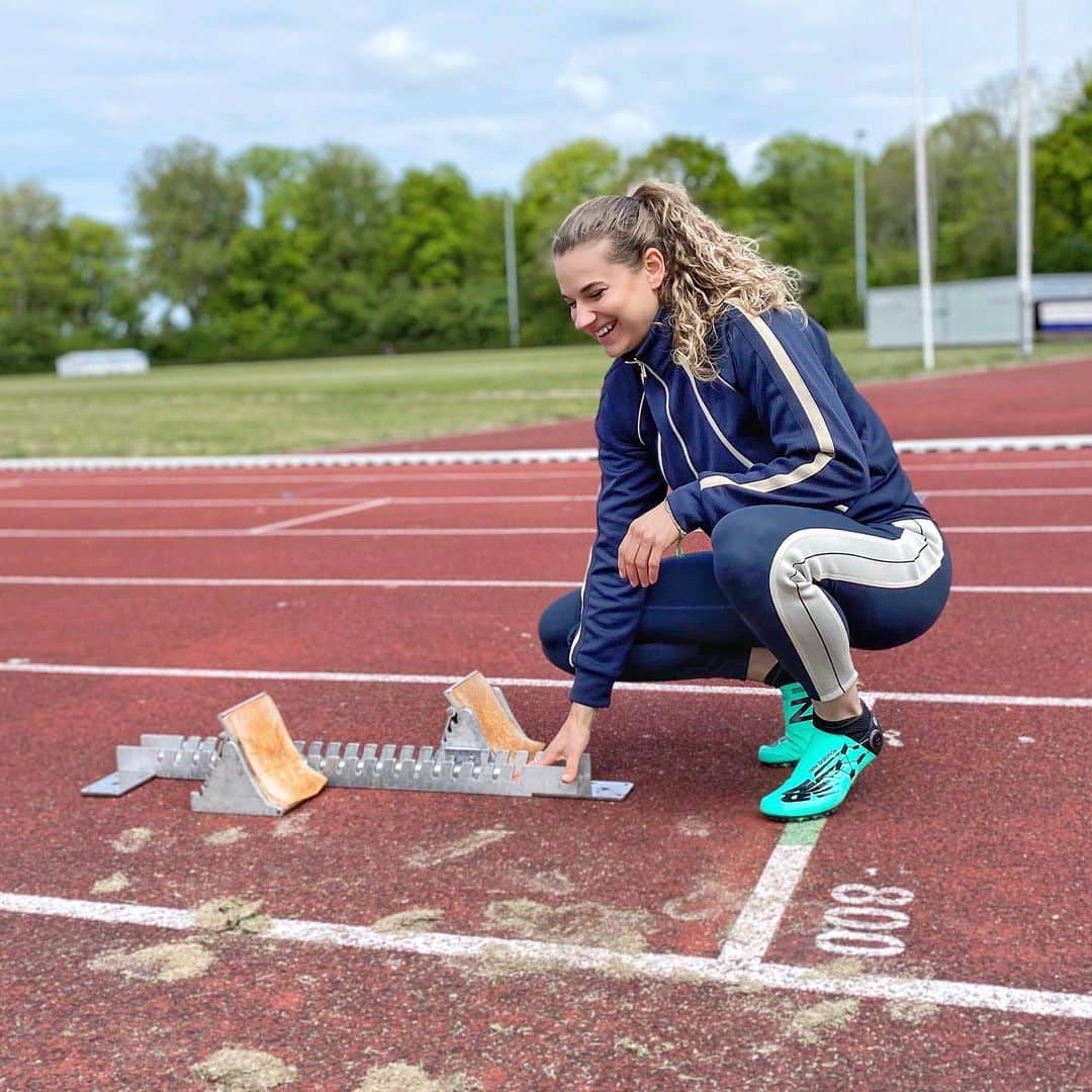 ラウラ・デ・ウィットのインスタグラム：「Happy to be back 😍 But something is a bit off.... 🧐Can you tell what? #TeamNB」