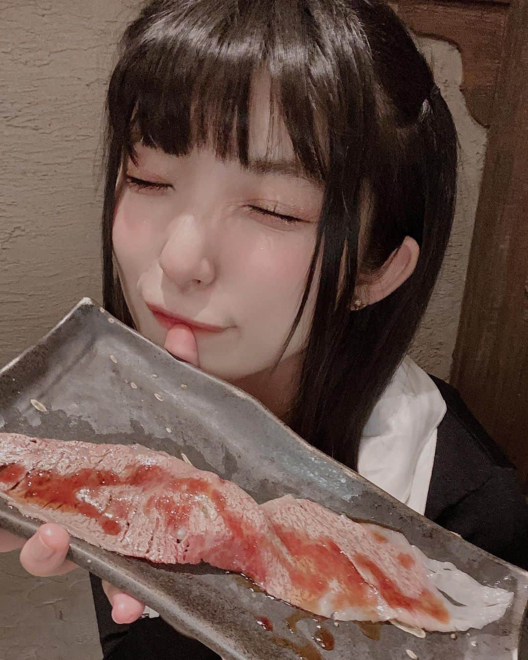 東雲れいかのインスタグラム：「おいしい顔〜^ - ^ みんなの好きなごはんはなぁに？ れいかはお肉が好きです🐶❤︎ 2ヶ月ぶりにお仕事の流れで#肉寿司 に行ってきたよ🐶 . . お家で一生懸命自粛してたけど、やっぱり外食は美味しいし何か特別感あって嬉しかったよ^ - ^ . . 店長さんと仲良くなって、みんなにもお得になるクーポンもらったよ 使ってね！ 🚩東雲れいかのインスタ見て来たよ🚩 で4枚目のトロカルビが一貫無料だって🍖🍖🍖 直接いうの恥ずかしかったら予約する時とかの電話でいってみて！ . . ちゃんとコロナ対策はされているので安心してね^ - ^ . . 後、れいかのお気に入りごはん以外もあって内装の9枚目トイレ可愛くない？最初、トイレの場所わからんくてどこに人が吸い込まれてるんかなぁ🚽🐶？って思ってた。自分がトイレ行って、なるほど解決🐶！ . . 後、実は前からご飯とかスイーツ撮るの大好きでお気に入りのお店紹介したいと思ってたから新しくごはん用のアカウント作りました→ @mogumogu_oinusama  値段とかメニューとか詳しくはそちらに書いてるからみてみてね^ - ^ . .  #門前仲町　#門前仲町肉寿司 #門前仲町居酒屋 #肉寿司 #門前仲町グルメ #肉女子会 #駅近 #pr #コラボベース　#うにく　#トリュフ　#フォアグラ　#女子大生　#食べ歩き　#いくら　#うに　#飲み放題　#にくすたぐらむ #コスパ　#門前仲町　#japanesefood #寿司　#nikuzushi #sushi  #しののめちゃんのごはん」
