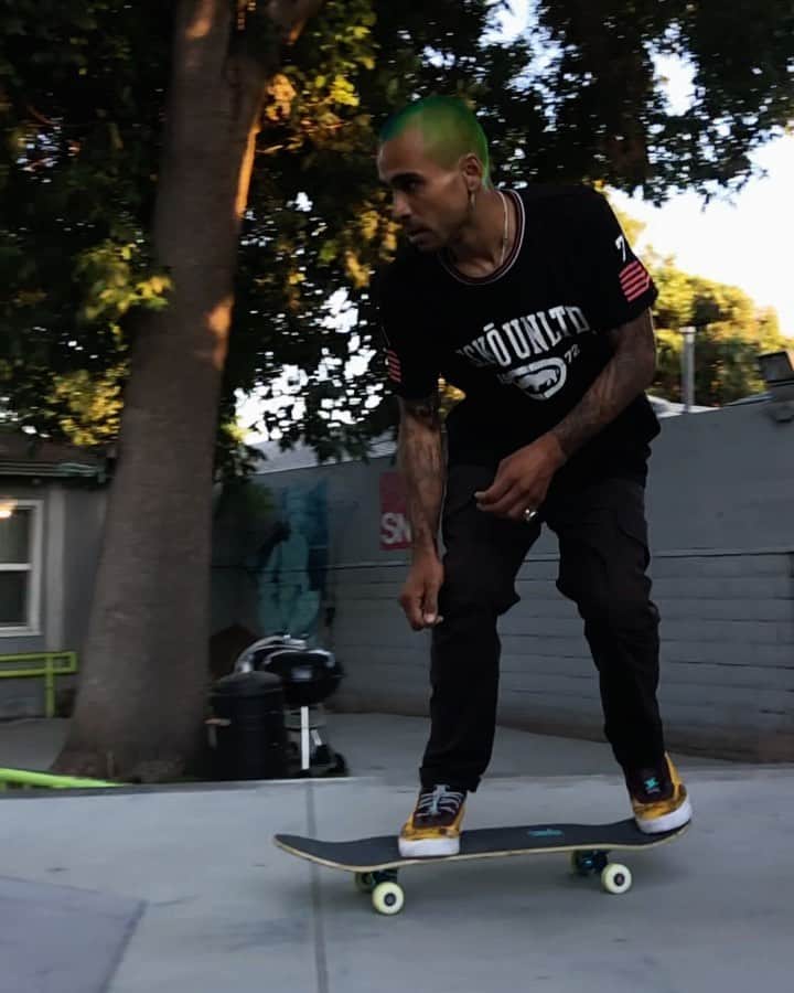 マニー・サンティアゴのインスタグラム：「@NASA called 🧑🏽‍🚀🛸 👽 WE OUT! This was actually sketchy 🤟🏽😂 🎥: @richardv559 📸: @ferraphoto 👕: @ecko_unltd」