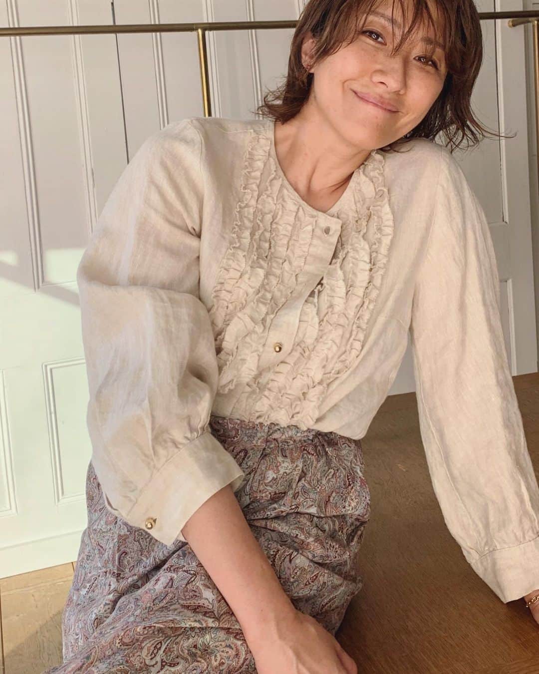 風間ゆみえのインスタグラム：「お待たせしました‼︎ . . 今回は本当に再入荷…😆笑‼︎ . . まえに、再入荷❣️ と話してしまっていたこのブラウスですが、 再予約だったのですね、ごめんなさい🙏💦 ただ今webストアにて発売中です！ ぜひ❤️ 一枚で着映えする、カジュアルながら品良く、甘過ぎないフレンチシックなフリルブラウスとても楽ちんで便利ですよ^_^  合わせた美しいターキッシュペイズリーのパンツは、履いたなら脱げないほど着心地最高です☺️✨ @la_marine_francaise_official  #yumie_k_style」