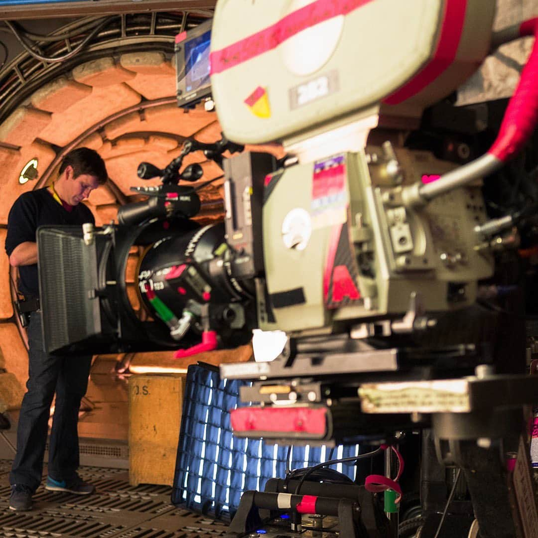 スター・ウォーズさんのインスタグラム写真 - (スター・ウォーズInstagram)「Lights, camera, action! Cinematographer Steve Yedlin readies to shoot a scene with R2-D2 on the set of #TheLastJedi.」5月16日 1時21分 - starwars