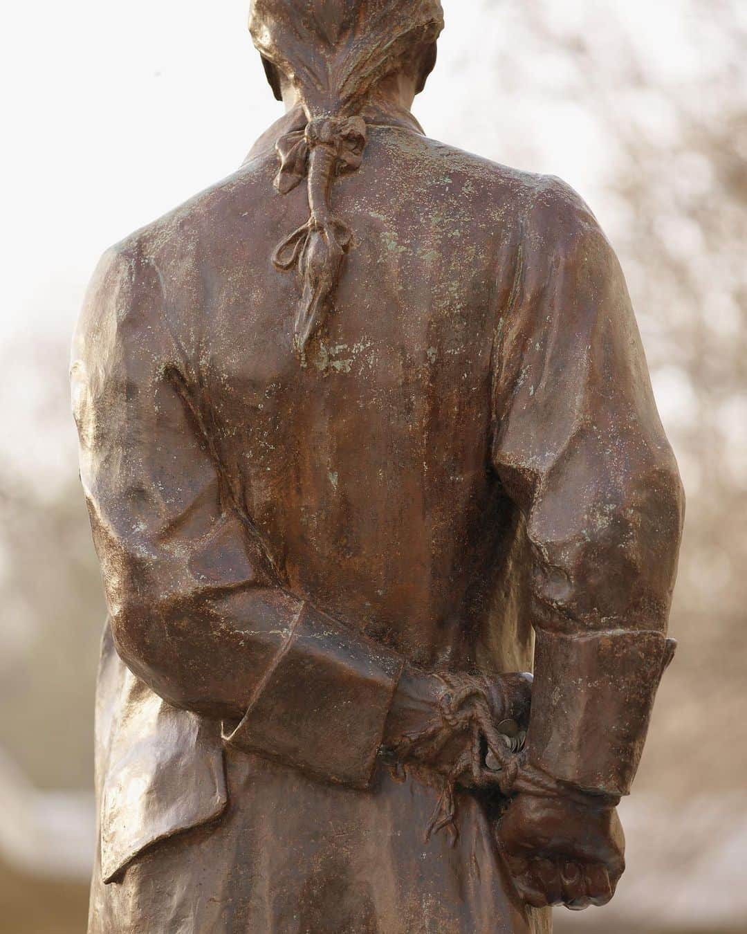 CIAさんのインスタグラム写真 - (CIAInstagram)「A statue of Nathan Hale stands outside CIA's Headquarters to honor the sacrifice the he made for his country. Mr. Hale, a school teacher from Connecticut, is believed to be America's first spy and at the young age of 21 paid the ultimate sacrifice in defense of his country. Hale, who served under General George Washington in the Continental Army during the Revolutionary War, was captured during an undercover mission behind British lines in 1776. He was promptly executed for his act of treason. This statue depicts Hale's final moments. Inscribed at the statue's base are his final words: "I only regret that I have but one life to lose for my country." . . . Today, officers pay a visit to Mr. Hale's statue before heading overseas on their next assignment, leaving behind 76 cents in a nod to the year of his execution. As CIA lore has it, the gesture is meant as a token of safe passage and good luck. . . . Check out the virtual walking tour in our story to learn more.」5月16日 1時21分 - cia