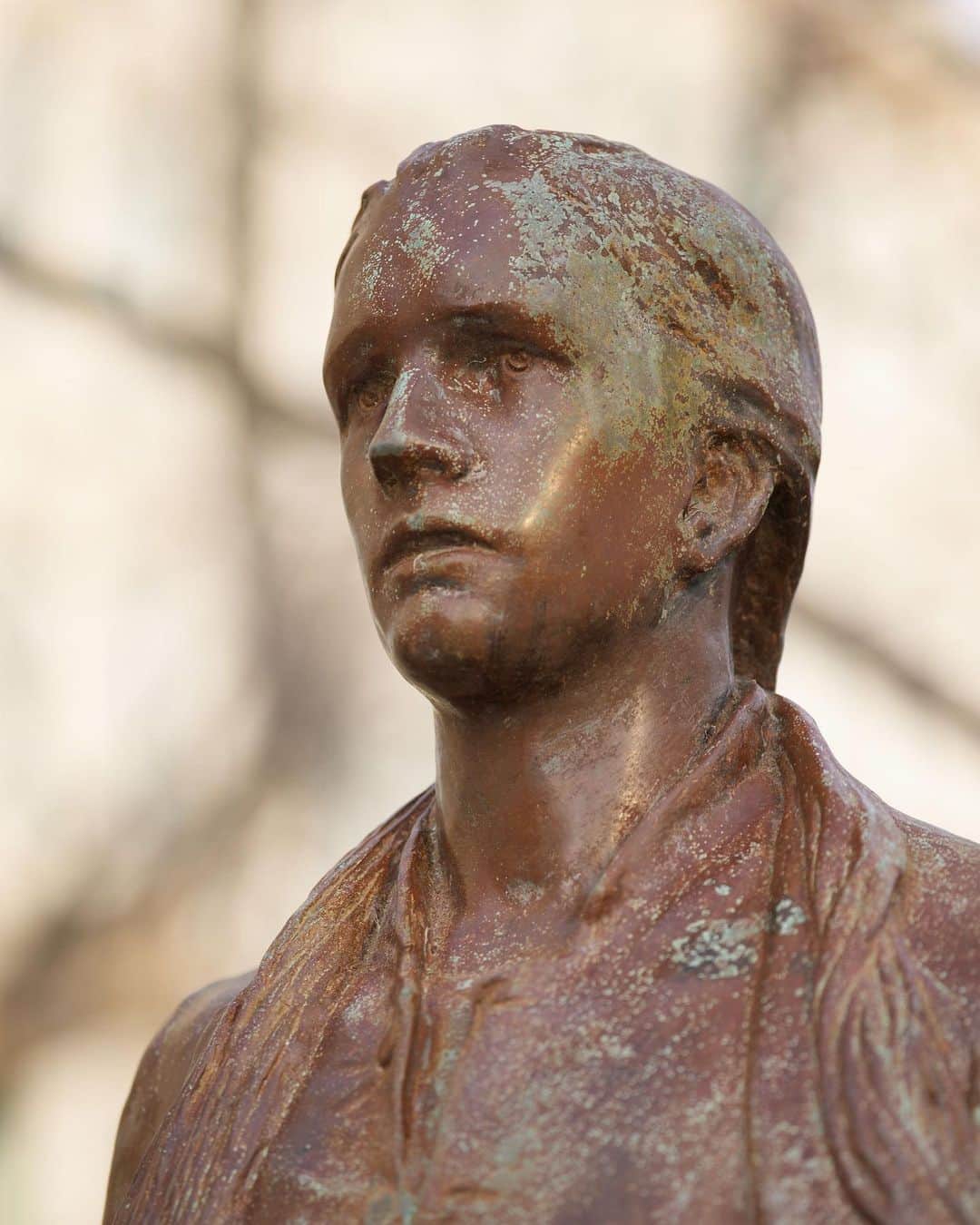 CIAさんのインスタグラム写真 - (CIAInstagram)「A statue of Nathan Hale stands outside CIA's Headquarters to honor the sacrifice the he made for his country. Mr. Hale, a school teacher from Connecticut, is believed to be America's first spy and at the young age of 21 paid the ultimate sacrifice in defense of his country. Hale, who served under General George Washington in the Continental Army during the Revolutionary War, was captured during an undercover mission behind British lines in 1776. He was promptly executed for his act of treason. This statue depicts Hale's final moments. Inscribed at the statue's base are his final words: "I only regret that I have but one life to lose for my country." . . . Today, officers pay a visit to Mr. Hale's statue before heading overseas on their next assignment, leaving behind 76 cents in a nod to the year of his execution. As CIA lore has it, the gesture is meant as a token of safe passage and good luck. . . . Check out the virtual walking tour in our story to learn more.」5月16日 1時21分 - cia