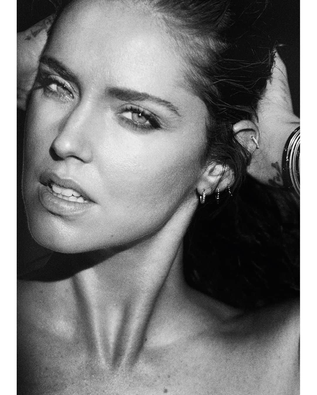 のインスタグラム：「Chiara Ferragni, 2017 in Ciao, Taschen, 2020⁣⁣⁣⁣⁣ ⁣⁣⁣⁣⁣ It was wonderful to meet Chiara who has become such an influential woman in Italy and beyond.  I first met her when I shot a campaign for Intimissimi with her and Gisele Bündchen. She was great and so Italian that I had to ask her if I could shoot her for ‘Ciao’. A year or so later I was in Noto, in Sicily, and the entire town had been closed for the weekend because of Chiara’s wedding to Fedez. I could not believe the craze and it felt good to know the incredible person everyone was captivated by! ⁣⁣⁣⁣⁣ -⁣⁣⁣⁣⁣ È stato bellissimo incontrare Chiara che è diventata una donna così famosa in Italia e non solo. L'ho incontrata la prima volta quando ho scattato la campagna di Intimissimi con lei e Gisele Bündchen. Lei era così fantastica e così "Italiana" che le ho dovuto chiedere se potevo scattarla per 'Ciao'. Circa un anno fa ero a Noto, in Sicilia, e l'intera cittá era stata chiusa per il weekend per il matrimonio di Chiara e Fedez. Non potevo credere a quella pazzia ed è stato divertente pensare che io conoscevo la persona dalla quale tutti erano così affascinati! ⁣⁣⁣⁣⁣ -⁣⁣⁣⁣⁣ To purchase ‘Ciao’, click the link in bio. ⁣⁣⁣⁣⁣⁣⁣⁣ -⁣⁣⁣⁣⁣ #MarioTestino #ChiaraFerragni #Ciao #Italy #Taschen #2020」