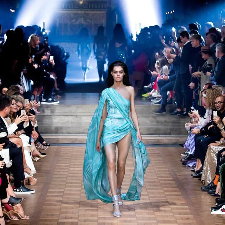ジュリアンマクドナルドのインスタグラム：「In an electro marble printed silk chiffon Grecian Gown with a daring hip-to-heel split contrasting the flowing cape, the alluring @ameliakearney strutted down the #JULIENXGABRIELA SS20 catwalk with fabulous hair by @kenpaves and Diamond Dust dyed high-gloss metallic @lucychoilondon cuff sandals  Styling: @karlplewka Hair: @kenpaves Makeup: @wendyrowe Casting: @mrsvoguester Shoes: @lucychoilondon Nails: @mariannewman Production: @mybeautifulcity Music: @djsmokinjo #LFW #LFWSS20 #ss20 #JULIENMACDONALD #GLAMAZONIA #JulienXGabriela」