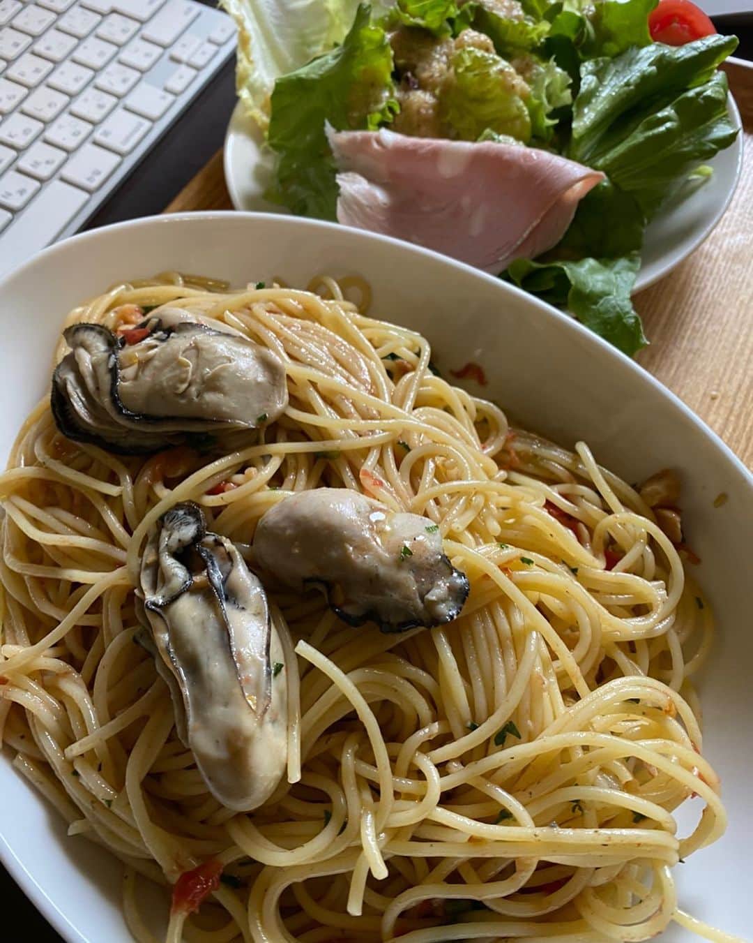 大根仁のインスタグラム：「２０年間、五反田ランチを食べ尽くしてきたオレが断言するパスタ最強店「ぽるこ」のテイクアウト。嘘でしょ！？って程の店と同レベルの美味さ。しかもサラダ付きで９００円。」