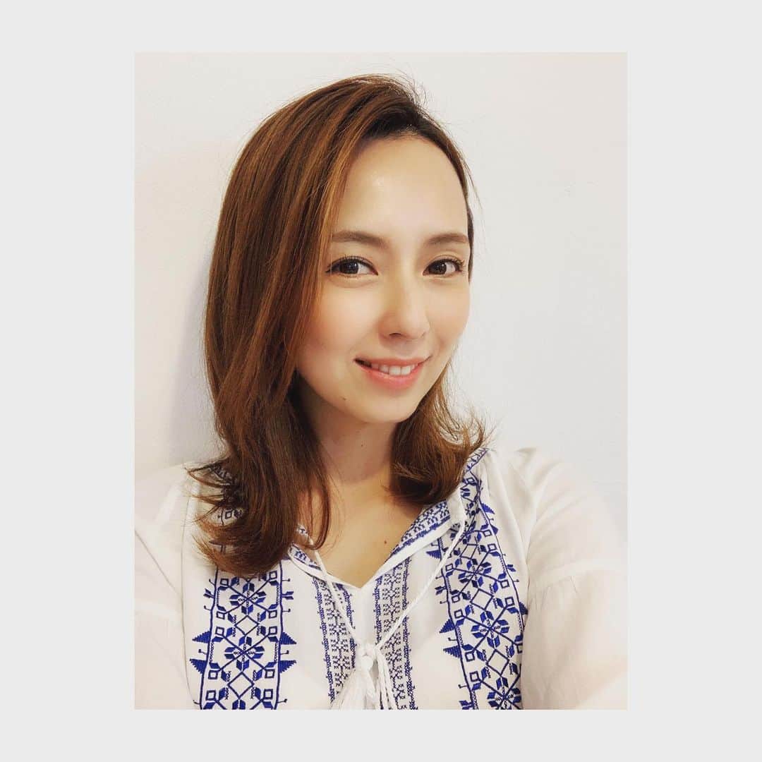 若林翔子のインスタグラム：「.﻿ .﻿ メイクさんに教えてもらった﻿ 「北川景子さん風ヘア」を実践してみました♡﻿ ご本人は最近ショートにしちゃったけども。﻿ ﻿ ﻿ アイロンで外ハネにしてトップをふわんとさせるだけなんだけど、﻿ 家族からの評判がすこぶるいい😆！！笑﻿ ﻿ どんどんオススメヘア教えてもらおー🥰﻿ ﻿ ﻿ ﻿ #北川景子さん風　#ヘアスタイル　﻿」