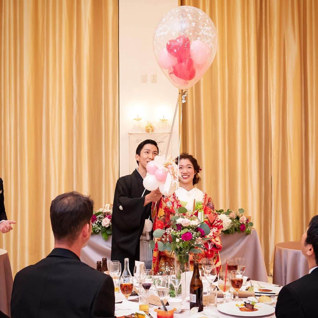 福井結婚式 ヴィラグランディス福井のインスタグラム：「バルーンスパーク🎈  新郎新婦様も思わずビックリ😳😳楽しい演出です✨  #バルーンスパーク#テーブルラウンド#各卓演出」