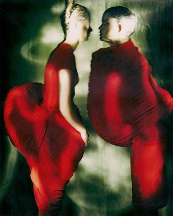 大森美希さんのインスタグラム写真 - (大森美希Instagram)「Sharon and Yelena, 1996, by Paolo Roversi  パオロ・ロベルシ氏とはバレンシアガ時代に「i-D」の撮影でご一緒した。日本とお寿司が大好きだと気さくに話しかけてくれた。その時のモデルは仏女優イザベル・ユペール。  #todaysmood #commedesgarcons #commedesgarçons #reikawakubo #paoloroversi #bodymeetsdress #bodymeetsdressdressmeetsbody #fashion #mode #fashionphotography #art #danse #dance #designer #creator #photo #todaysphoto #コムデギャルソン #パオロロベルシ #川久保玲 #ボディミーツドレスドレスミーツボディ #ファッション #ファッションフォト #モード #アート #クリエーター #デザイナー #ギャルソン好き #アート #アーティスト #芸術」5月16日 11時10分 - mikiomori_