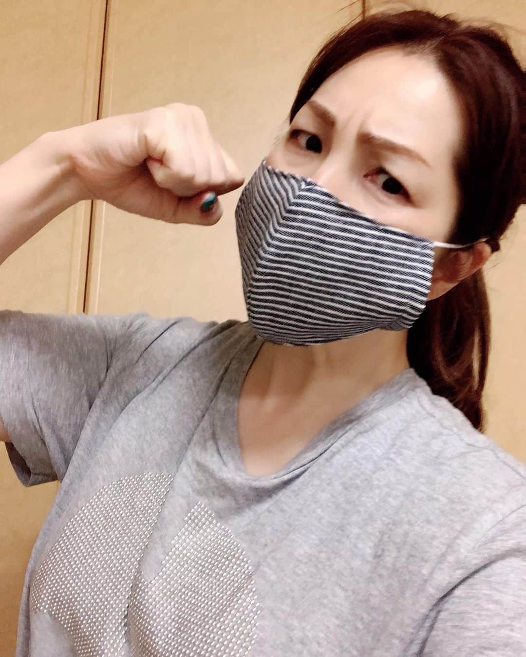 井上貴子のインスタグラム：「オリジナルマスクー^ ^  ファイティングポーズのマスクは 遠藤選手がお友達の分とおソロで 作ってくれたのだーー^ ^  ありがたやーー⭐️ そしてもうひとつの方は  小学生の頃からのお友達。 同級生の由美が作ってくれた。 トミーヒルフィガーの リボンタグ付きでオシャレ^ ^  ベビロテーー^ ^  Happyで^ ^  医療従事者 医療に携わる全ての皆様 介護施設 配送業者 スーパーの皆様 ゴミ回収業の方々  コロナ問題に携わる皆様 自粛して下さってる皆様。  ありがとうございます。  #井上貴子  #LLPWX #女子プロレス #紅緒と柊音 #トイプードル部　 #LLPWX道場 #遠藤美月 #イチナナ配信本日16日20時 #おうちですごそう #STOPCOVID19 #stayhomechallenge」