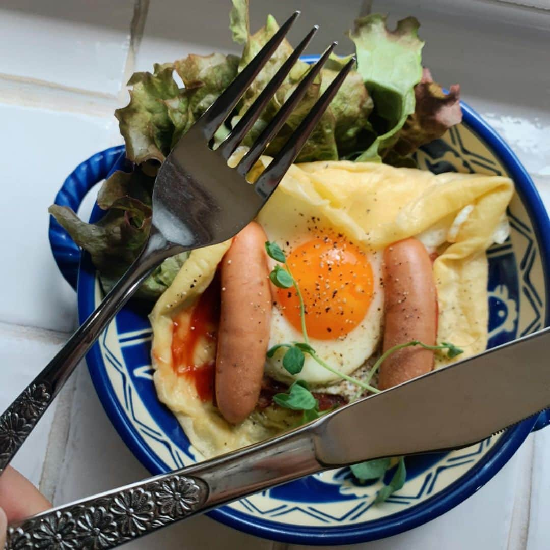 光咲ひなのインスタグラム：「. . . ガレット風おかずクレープ🍴 . . クレープ作って家族で食べたけど余って生地冷凍してたから後日アレンジ👏🏻 . . クリームたっぷりのクレープも好きだけどバターとお砂糖のシンプルなクレープが1番好き😗✌🏻 . . . #hmで簡単 #クレープ　#おかずクレープ　#ガレット　#ガレット風　#バターシュガークレープ #アレンジレシピ #簡単レシピ #簡単ご飯　#朝ごはん　#腹持ち良すぎ 🐷🍴」