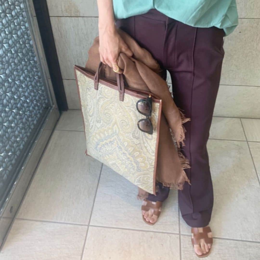亀恭子さんのインスタグラム写真 - (亀恭子Instagram)「夏日の日の。 . . . chocolatebrown × mintgreen . . someday's… #fashion #ootd #kkstyle #tokyo #kamescloset #cutandsew #blamink #pants #throwbysly #bag #avacation #stole #asaucemeler #sunglasses #thierylasry #shoes #hermes #sunnyday #summerday」5月16日 11時34分 - kame_kyo