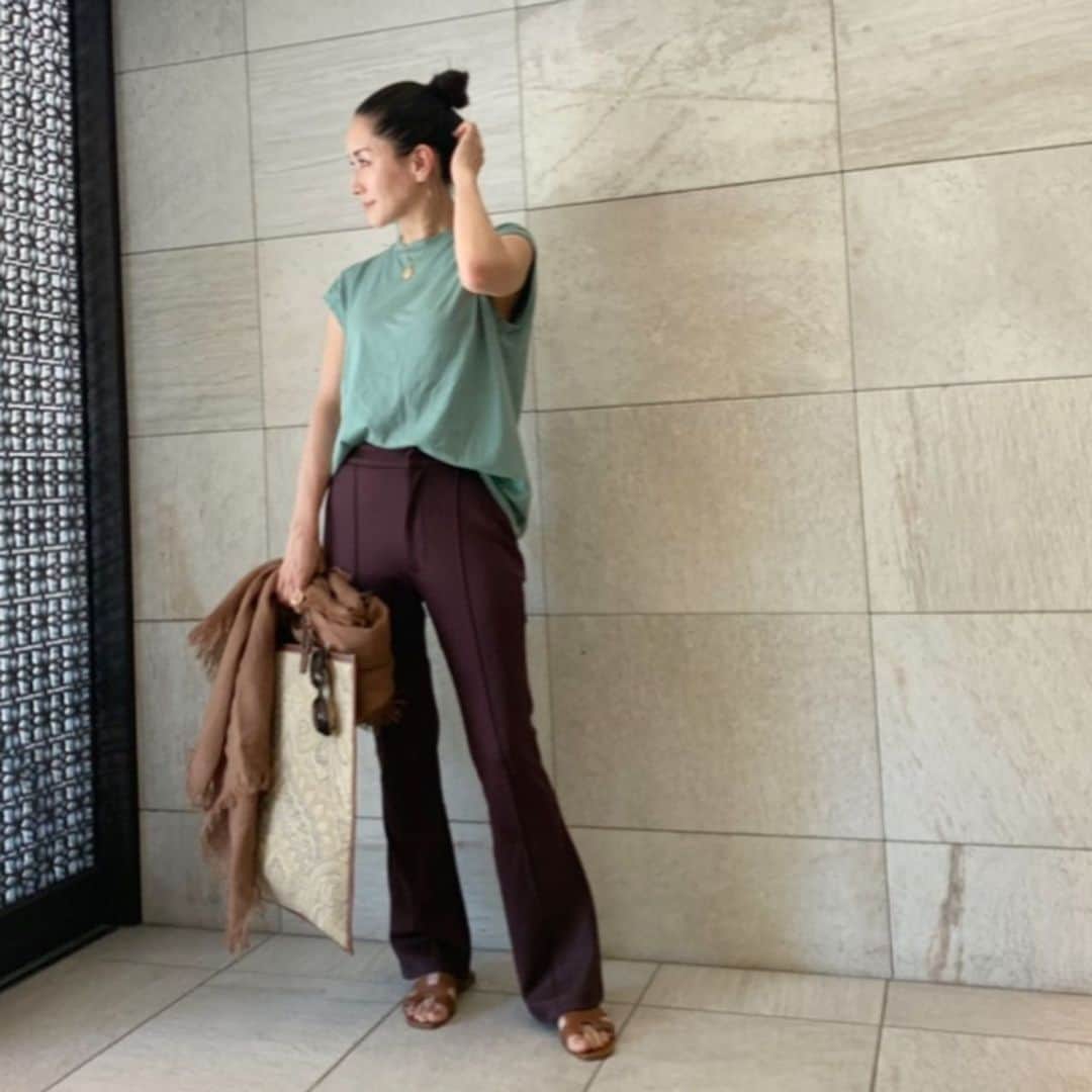 亀恭子のインスタグラム：「夏日の日の。 . . . chocolatebrown × mintgreen . . someday's… #fashion #ootd #kkstyle #tokyo #kamescloset #cutandsew #blamink #pants #throwbysly #bag #avacation #stole #asaucemeler #sunglasses #thierylasry #shoes #hermes #sunnyday #summerday」
