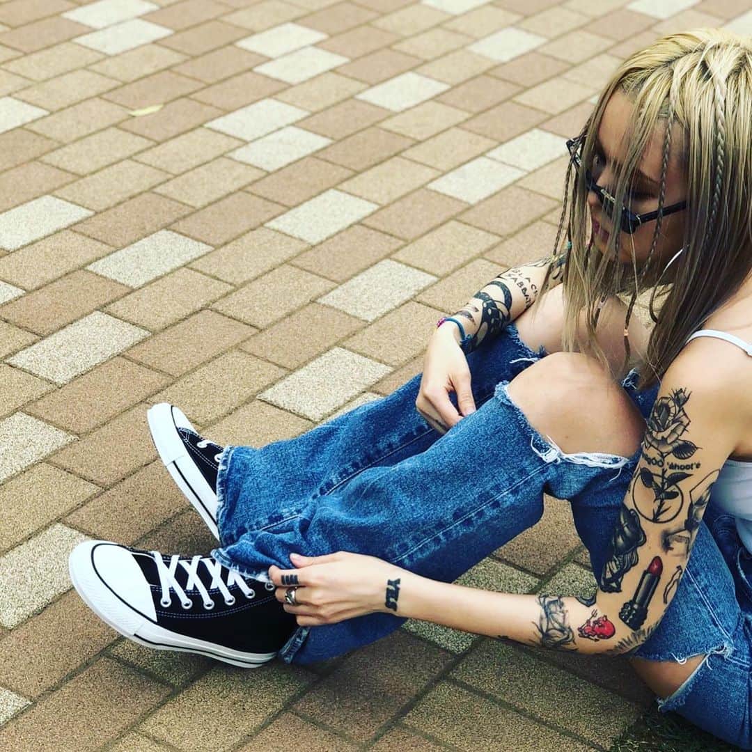 山本里美のインスタグラム：「🚬⛓😎🏫💥🤛🏻不良  Like my little sister @erikonak_tokyo  #limifeu #converse  #conversechucktaylor」