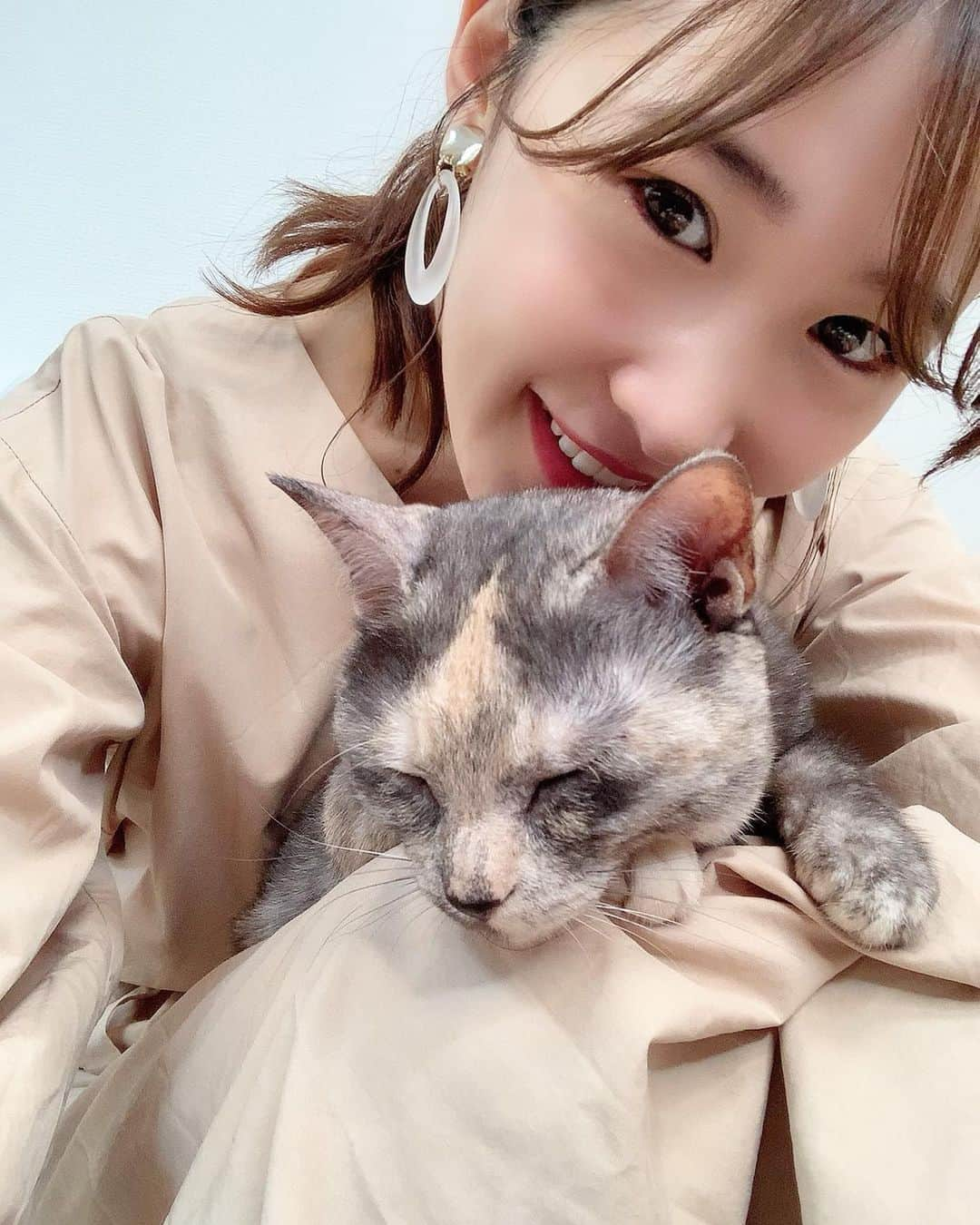 吉田友利恵さんのインスタグラム写真 - (吉田友利恵Instagram)「👱‍♀️🐈 久しぶりに自撮りは これまた久しぶりのいくらとツーショット写真◡̈ いくらにメロメロですわっ🥺🥺🥺」5月16日 11時30分 - _yurieyoshida_