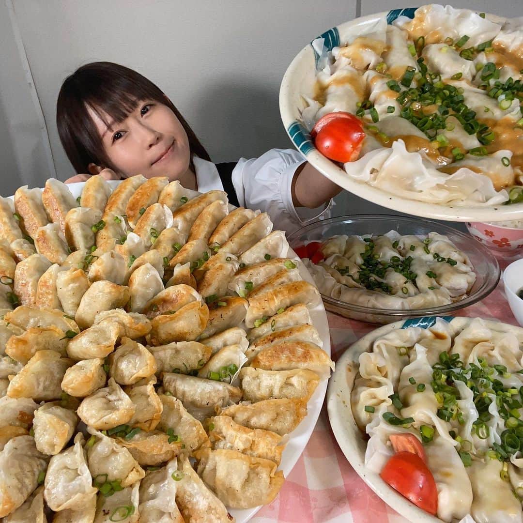 のインスタグラム：「【大阪王将】色々な食べ方で餃子150個大食い！150 Gyoza eat fry&boil&grill https://youtu.be/J0w2e9vVGbg  #餃子#大阪王将#アレンジ#デカ盛り#ミツカン#大食い#大食い動画#おごせ綾#ステイホーム #bigeats #めしすたぐらむ #foodphotography #foodporn #foodie #中華#vietnamesefoodstyling #ぎょーざ#Gyoza  せっかくなので揚げたり、やいたり、茹でたり色々な調理方法で食べてみました✨ 調理方法次第で色々な美味しさを楽しめて良い大食いできました° ✧ (*´ `*) ✧ °」