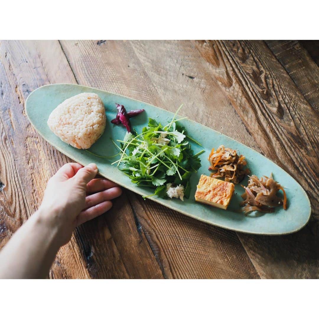 高山都さんのインスタグラム写真 - (高山都Instagram)「最近、長皿を使うのが静かなマイブーム。 それと、同系色で揃えるのも。 今日は淡い緑🌱 @3rd_ceramics (大人気になったそうで、ふたりで製作してる作家さんなので、お待たせしちゃうかも…とか。これは大きい方のサイズです。) 打ち合わせ帰りに @hiyori_shibuya でテイクアウトした桜海老のおにぎり、おかずもちょろっと付けてもらったおかげで楽チン。 ほんと、ここのおにぎり美味しい。 パクチーに @otuna.tuna を合わせて、レモンと魚醤で和えたサラダだけ自作。 佐賀の @en.tea から届いた新茶が美しくて、あ、これも淡緑のリンクだ。 新茶ってこんなに美味しいんだなと、思わず声が出た。 グラスは佐賀の #健太郎窯」5月16日 11時43分 - miyare38