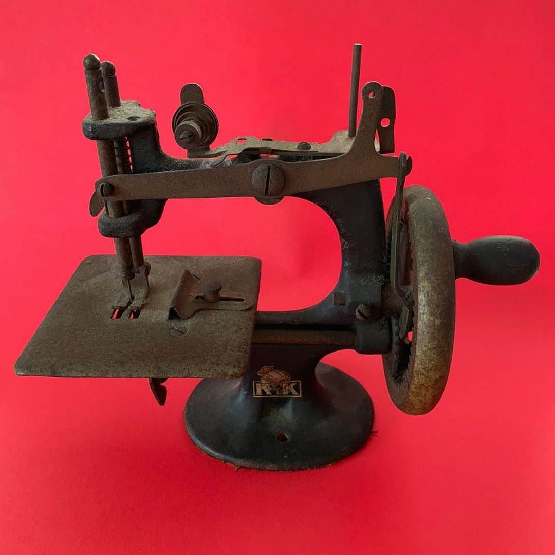 角野栄子さんのインスタグラム写真 - (角野栄子Instagram)「. これは何でしょう。かわいいでしょ。足袋を縫う？？？ミシンです。昔、骨董市で買いました。 .  Guess what?  Isn't it "kawaii"(cute)? This is an ancient sewing machine for making "Tabi"(Japanese socks). I bought this at the flea market looong ago.  . #魔女の宅急便 #児童文学作家 #アンティーク #アンティークのある暮らし #骨董市戦利品 #ミシン #kikisdeliveryservice #eikokadono #antique #over80style」5月16日 11時37分 - eiko.kadono