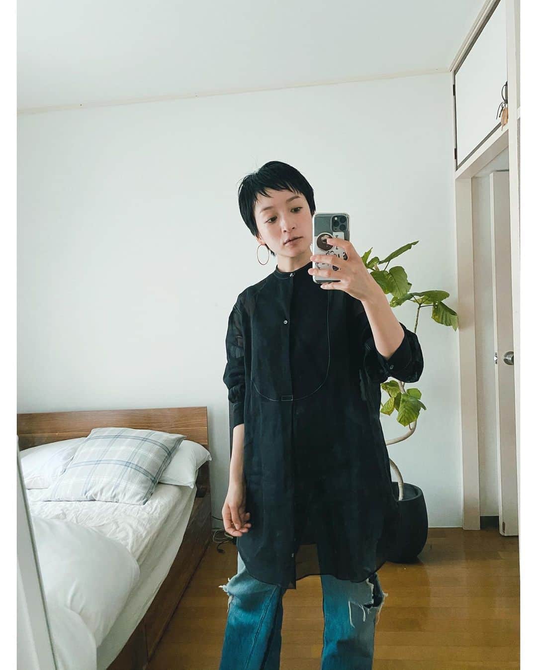 高山都さんのインスタグラム写真 - (高山都Instagram)「髪をベリーショートにしたせいか、シャツが似合うようになった気がする。 透ける黒とか1950年以前のヴィンテージののドレスシャツをベースにデザインされたとか、後ろはけっこー開いてるとか、色々ツボな @finna.jp はラフなデニムで崩すとデイリーにも。 これに、綺麗な黒のパンツとヒールとかなら、パーティーや会食、結婚式の二次会なんかにも良さそう。 #都ふく  #finna_jp」5月16日 12時00分 - miyare38