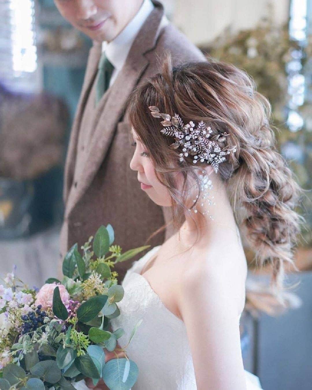 ゼクシィさんのインスタグラム写真 - (ゼクシィInstagram)「【ボリュームたっぷりのふわふわヘアが最旬トレンド💘】 . プレ花嫁のみなさん、ブライダルヘアは決まりましたか？ 今回は#ゼクシィ2020 のハッシュタグをつけて 投稿頂いた中から先輩花嫁さんの ふわふわボリュームヘアをご紹介します✨ . 1枚目：スイートな印象のハーフアップ💗 ピンクドレスとヘアに巻かれた 黒ベロアリボンがリンクしていて可愛すぎる😆 @kame_wedding0229 さま . 2枚目：ボリュームたっぷりのローポニー。 ホワイトとピンクのドライフラワーで甘めスタイル🥀 @aym.wd0301 さま . 3枚目：高めの位置からのポニーテール。 合わせたヘッドパーツは花嫁さんのお気に入り。 カラードレスとの相性も抜群🌟 @kiide69 さま . 4枚目：ゆるくまとめられた編みおろしヘア。 サイドにはインパクトのあるヘッドパーツを乗せて💠 @shiii__wedding さま . . +♥+:;;;:+♥+:;;;:+♥+:;;;:+♥+:;;;:+♥+:;;;:+♥ . プロポーズから結婚式まで素敵なお写真募集中！ . ゼクシィ公式アカウントでお写真を紹介してみませんか？ 【#ゼクシィ2020】 を付けて投稿してください📷🎵 . +♥+:;;;:+♥+:;;;:+♥+:;;;:+♥+:;;;:+♥+:;;;:+♥ . ▼花嫁さんダウンロード数No.1 ゼクシィアプリはURLから💒 @zexyrecruit . . #ブライダルヘア#ヘアアレンジ#挙式ヘア#お色直しヘア#ブライダルヘアメイク _ #ヘアアクセ#ヘッドドレス#ウェディングヘア#二次会ヘア#ヘアメイク#お呼ばれヘア#ヘッドアクセ#ヘア装花#ヘッドパーツ _ #2020冬婚#2020秋婚#2020夏婚#2020春婚#編みおろし#編みおろしヘア#全国のプレ花嫁さんと繋がりたい#日本中のプレ花嫁さんと繋がりたい#ローポニー#ハーフアップ _ #かすみ草ヘア#ゼクシィ#ちーむゼクシィ#幸せが動きだしたらゼクシィ」5月16日 12時00分 - zexyrecruit