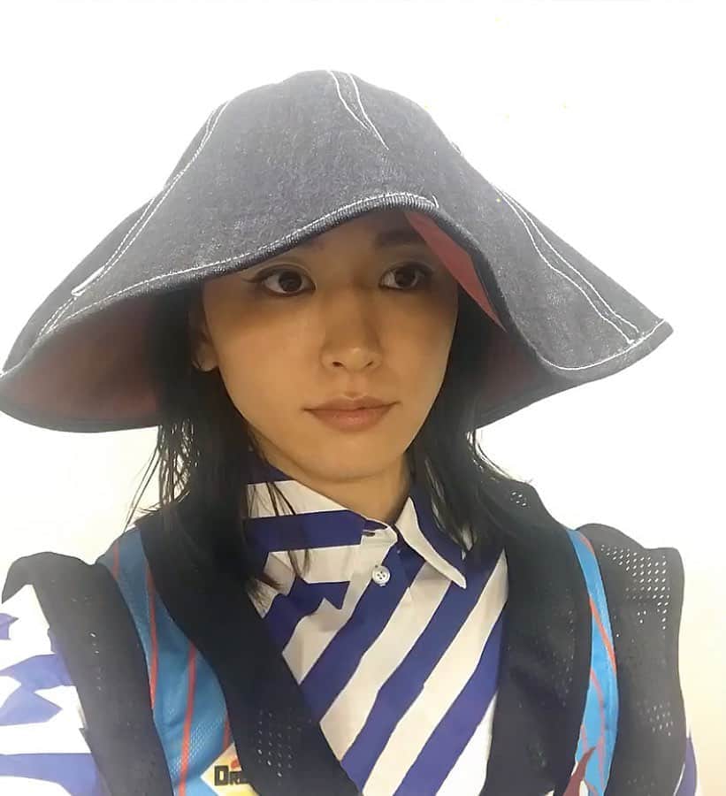 新垣結衣（ファンアカウント）さんのインスタグラム写真 - (新垣結衣（ファンアカウント）Instagram)「- 【 #毎日ガッキー 】DAY 16 NYLON JAPAN2018年3月号 セルフィー - - @nylonjapan  誌面では被っていませんが、スタイリストさんが用意してくれた笠のような帽子をなぜか被りだした ガッキー （笑）。 こんな一面もあります♡ -  #新垣結衣 #aragakiyui #ガッキー」5月16日 11時57分 - aragakiyui_fanspage