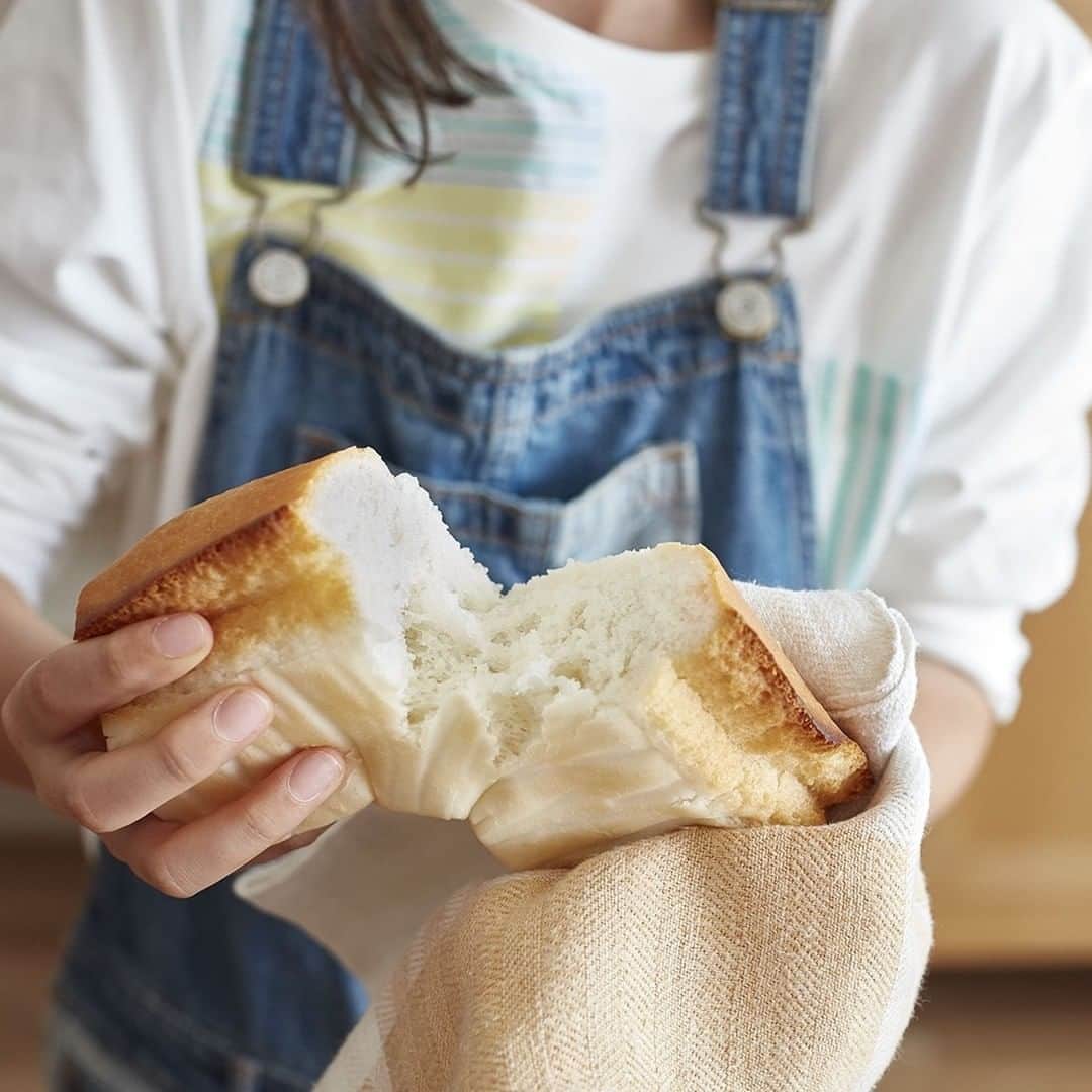 女性自身 (光文社)さんのインスタグラム写真 - (女性自身 (光文社)Instagram)「📣小麦不足でもおいしい！生米を砕いて作る「生米パン」の作り方 --- 今、店頭から姿を消しつつあるのが、小麦粉やホットケーキミックスなどの“粉もの”だ。これは“ステイホーム”が求められるなか、家でパンやお菓子を作るという消費行動が急増したのも一因。この現象はしばらく続くと考えられている。だからといって気落ちする必要はない。いつもの粉を使わずとも、「生の米」さえあれば、最高においしいパンがいとも簡単に作れてしまうのだ。 --- 🍞基本の生米パン（1/3斤食パン1台分） ＜A＞米…115g（浸水済み150g）、好みの油…13ml（大さじ1）、メープルシロップ…8ml（小さじ1）、塩…2g（小さじ1/2弱）、湯（約50度）…70～75ml ・酵母…3g 1⃣軽く洗った米をボウルに入れ、水1カップ程度（分量外）を加えて2時間以上ひたす。 2⃣型にオーブンシートを敷く。 3⃣米をざるに上げ、しっかりと水けを切る。※水けが残っていると、生地がやわらかくなりすぎるので注意。また、乾きやすいのでミキサーに入れる直前に水けを切る。 4⃣Aをミキサーに入れ、少し温度が下がったところで酵母を加える。 5⃣ミキサーを30秒ほど回しては止める動作を3～4回くり返す。途中、ミキサーの側面に飛び散った生地をゴムベラでこそぎ落とし、全体を均一に攪拌する。 6⃣生地を型に流し込む。乾燥はヒビ割れの原因になるので、霧吹きで表面全体に水を吹きかけ、ふたをする（アルミホイルで覆ってもよい）。 7⃣40度に熱したオーブンに入れ、15～20分発酵させる。 8⃣生地がもとの1.5倍ほどにふくらんだらオーブンから取り出し、室温においておく。オーブンを180度に予熱し始める。※予熱している間に発酵がさらに進む。 9⃣予熱が完了し、生地がもとの2倍ほどにふくらんだら、焼く直前に霧を吹き、30分焼く。 🔟表面にこんがり焼き色がついたらオーブンから取り出す。粗熱がとれたら型から出す。 --- ▶️続きは @joseijisin のリンクで【WEB女性自身】へ ▶️ストーリーズで、スクープダイジェスト公開中☆ --- #生米パン #生米パンレシピ #リト史織 #リト史織さんの生米パン #stayhome #おうちごはん #レシピ #グルテンフリー #女性自身 #いいね #フォロー」5月16日 11時59分 - joseijisin