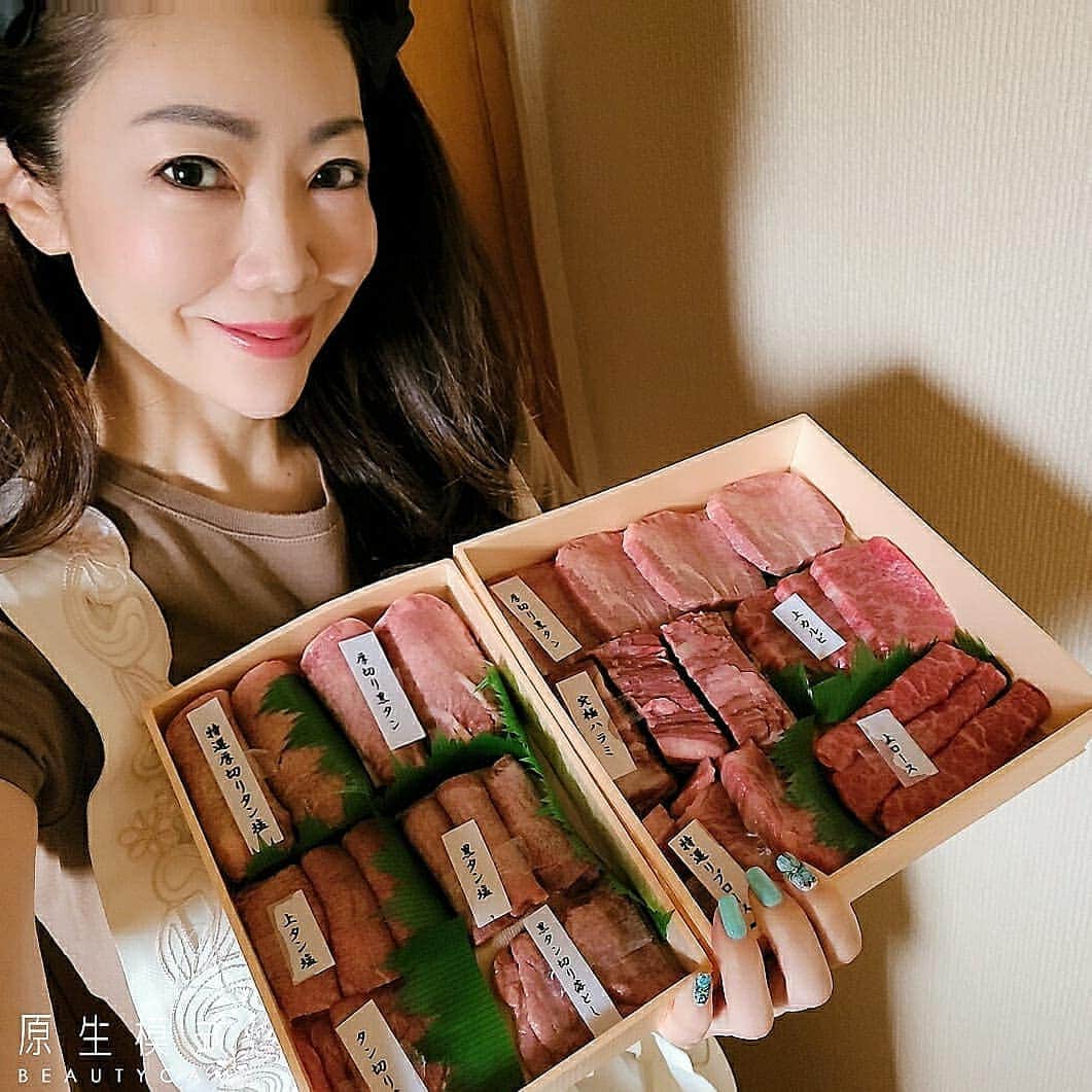 今堀恵理さんのインスタグラム写真 - (今堀恵理Instagram)「おうちで焼肉  @yakiniku_sutaminaen  さんの  お家焼肉オーダーメイドセット、牛タンのセットをお取り寄せしました 「お家焼肉オーダーメイドセット　10000円」 少しずつ色んなお肉が入ってます。味付けはされてません ので好みでアレンジ出来る(例:種類は少なくて良いので量を食べたい。)(例:種類は多く、量は少しずつ食べ比べしたい。)など好みを伝えてオーダー  厚切り黒たん　4枚、究極はらみ　3枚、上カルビ　3枚、特選リブロース　3枚、上ロース　3枚 入ってました  特選「牛タンのセット　5500円」 特選厚切りたん　3枚、厚切り黒たん　2枚、上たん塩　3枚、黒たん塩　3枚、たん切り落とし　3枚、黒たん切り落とし　3枚  つけだれ、キムチもオーダーしました。  おうちで好みの上質のお肉をお取り寄せ出来る😆💕 家族でおうち時間楽しめたよ  #焼肉スタミナ苑 #キムチ職人 #お取り寄せグルメ #牛タン #yakiniku」5月16日 12時06分 - eriimahori