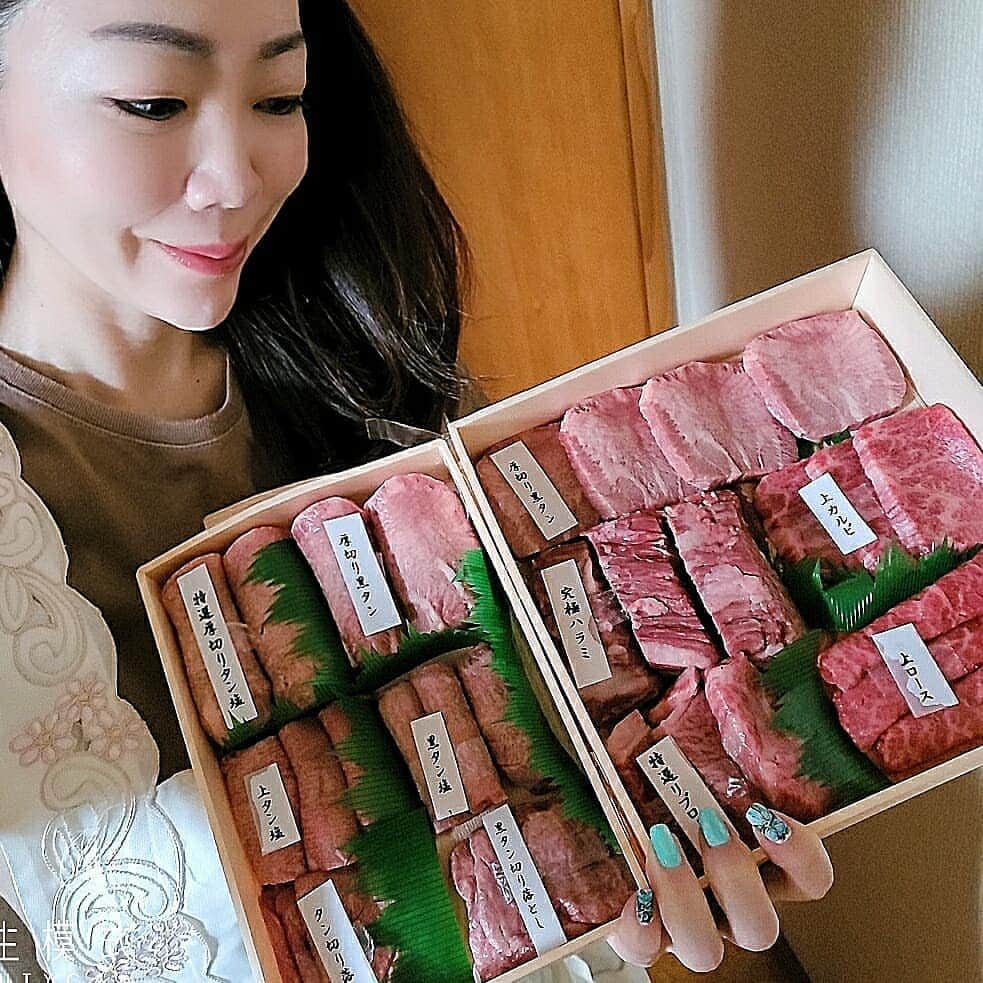 今堀恵理さんのインスタグラム写真 - (今堀恵理Instagram)「おうちで焼肉  @yakiniku_sutaminaen  さんの  お家焼肉オーダーメイドセット、牛タンのセットをお取り寄せしました 「お家焼肉オーダーメイドセット　10000円」 少しずつ色んなお肉が入ってます。味付けはされてません ので好みでアレンジ出来る(例:種類は少なくて良いので量を食べたい。)(例:種類は多く、量は少しずつ食べ比べしたい。)など好みを伝えてオーダー  厚切り黒たん　4枚、究極はらみ　3枚、上カルビ　3枚、特選リブロース　3枚、上ロース　3枚 入ってました  特選「牛タンのセット　5500円」 特選厚切りたん　3枚、厚切り黒たん　2枚、上たん塩　3枚、黒たん塩　3枚、たん切り落とし　3枚、黒たん切り落とし　3枚  つけだれ、キムチもオーダーしました。  おうちで好みの上質のお肉をお取り寄せ出来る😆💕 家族でおうち時間楽しめたよ  #焼肉スタミナ苑 #キムチ職人 #お取り寄せグルメ #牛タン #yakiniku」5月16日 12時06分 - eriimahori