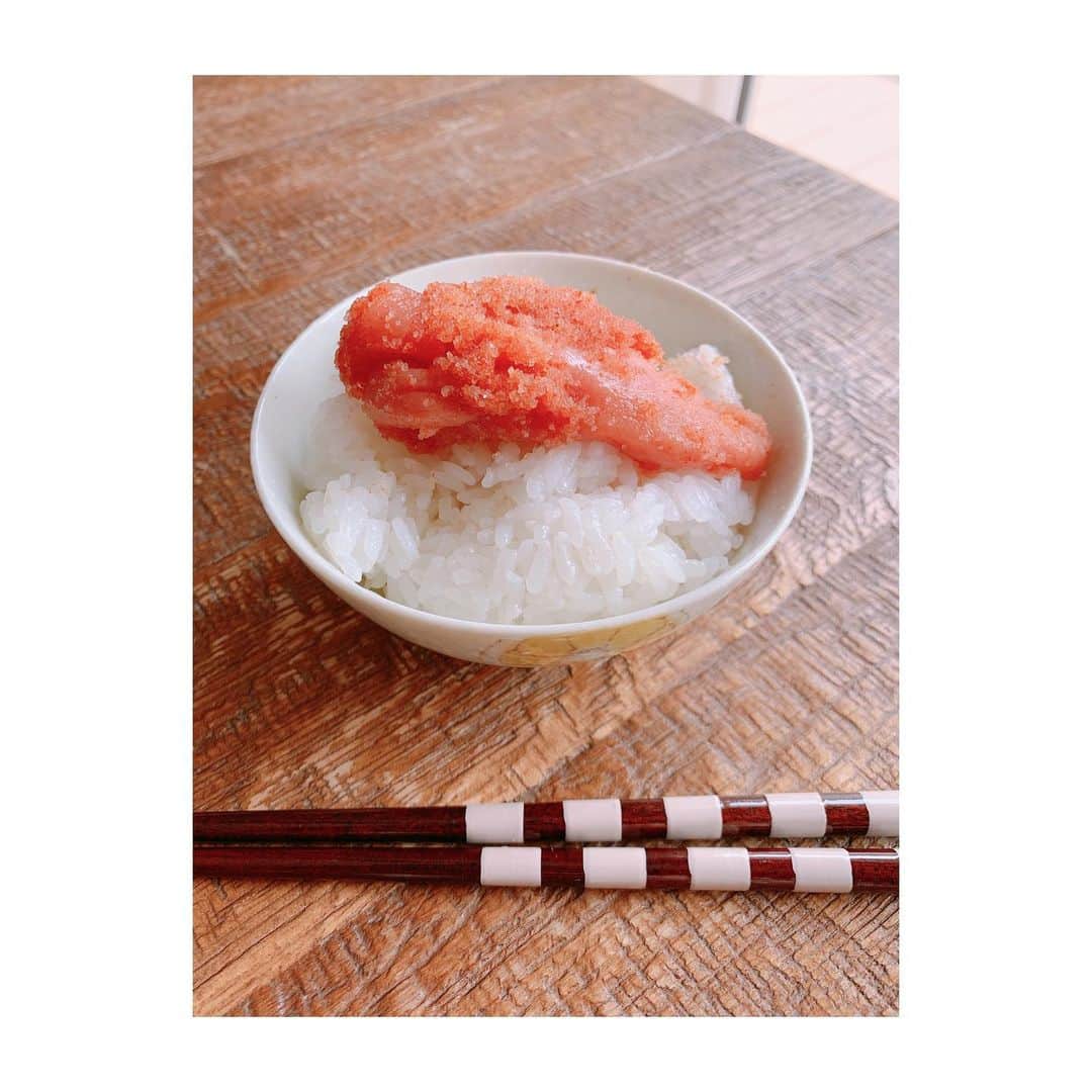 若林翔子のインスタグラム：「.﻿ .﻿ 最近お気に入りでよく行く杜の市場で﻿ 明太子を大人買い〜😋﻿ ﻿ 帰ってちょっとだけ味見…♡﻿ のつもりがふつうに爆食いしてしまいました😆﻿ ﻿ あーーー﻿ 風呂釜いっぱい明太子食べてみたい😍﻿ ﻿ ﻿ ﻿ #杜の市場　#安い　#新鮮　#おいしい﻿ #明太子　#大人買い　#でも私と次男が食べて3日で終わる予感　#」