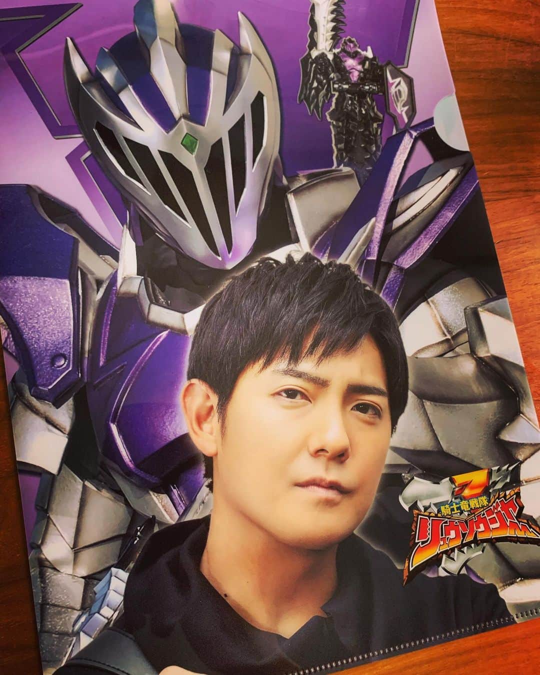 長田成哉のインスタグラム：「あの。手元に来たのよ。  自分のグッズでこんな事というのもなんだけどさ。  自分で言うのもなんだけどさ。  ガイソーグ めちゃくちゃ カッコよくないか？？笑  幸せだよ。」