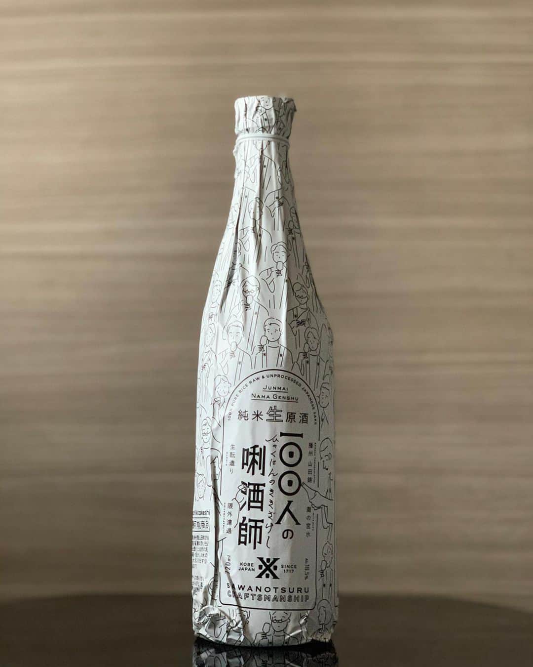 児玉アメリア彩さんのインスタグラム写真 - (児玉アメリア彩Instagram)「#本日の児玉酒﻿ ﻿ ﻿ 沢の鶴さんにご依頼いただき﻿ 発売前の純米生原酒『100人の唎酒師』の﻿ 事前テイスティング評価に参加させていただきました！﻿ ﻿ ﻿ 『美味しい日本酒をつくるには、誰よりも日本酒を知らなくてはならない。』﻿ という考えのもと、﻿ 沢の鶴さんは、働く100人以上の社員が唎酒師の資格を持っており、﻿ そのひとりひとりが自信を持ってこの一杯をお贈りしている、というコンセプトで生まれたお酒です。﻿﻿ ﻿ ﻿ 兵庫県播州産の山田錦と"灘の宮水"にこだわり、沢の鶴さんならではの高度な"限外濾過技術"を用いたしぼりたての味わい。﻿ ﻿ 口に含むと、フレッシュながらも奥行きを感じ、しっかりとした酸とキレの良さが印象的なバランスの良さが。﻿ ﻿ 「100人の唎酒師」を表現した可愛らしいパッケージデザインの ゆるっとした力の抜け具合も素敵です。﻿ ﻿ ﻿ こちらは 2020年9月発売予定！﻿ ぜひ楽しみにしていてください✨﻿ ﻿ ﻿ ﻿ ﻿ ﻿ ﻿ #沢の鶴 #100人の唎酒師 #portrait #instalike #misssake #児玉アメリア彩 #ミス日本酒 #日本酒 #日本酒女子 #日本酒インスタグラマー #ポン酒タグラム #日本酒フォト #sakekampai #sakebottle #飲酒タグラム #酒スタグラム #日本酒で乾杯 #sakelover #sakephotography﻿ #sake #sakegirl #sakestagram #japanesesake #japanesemodels #selfie #selcagram」5月16日 12時22分 - aya_amelia_kodama