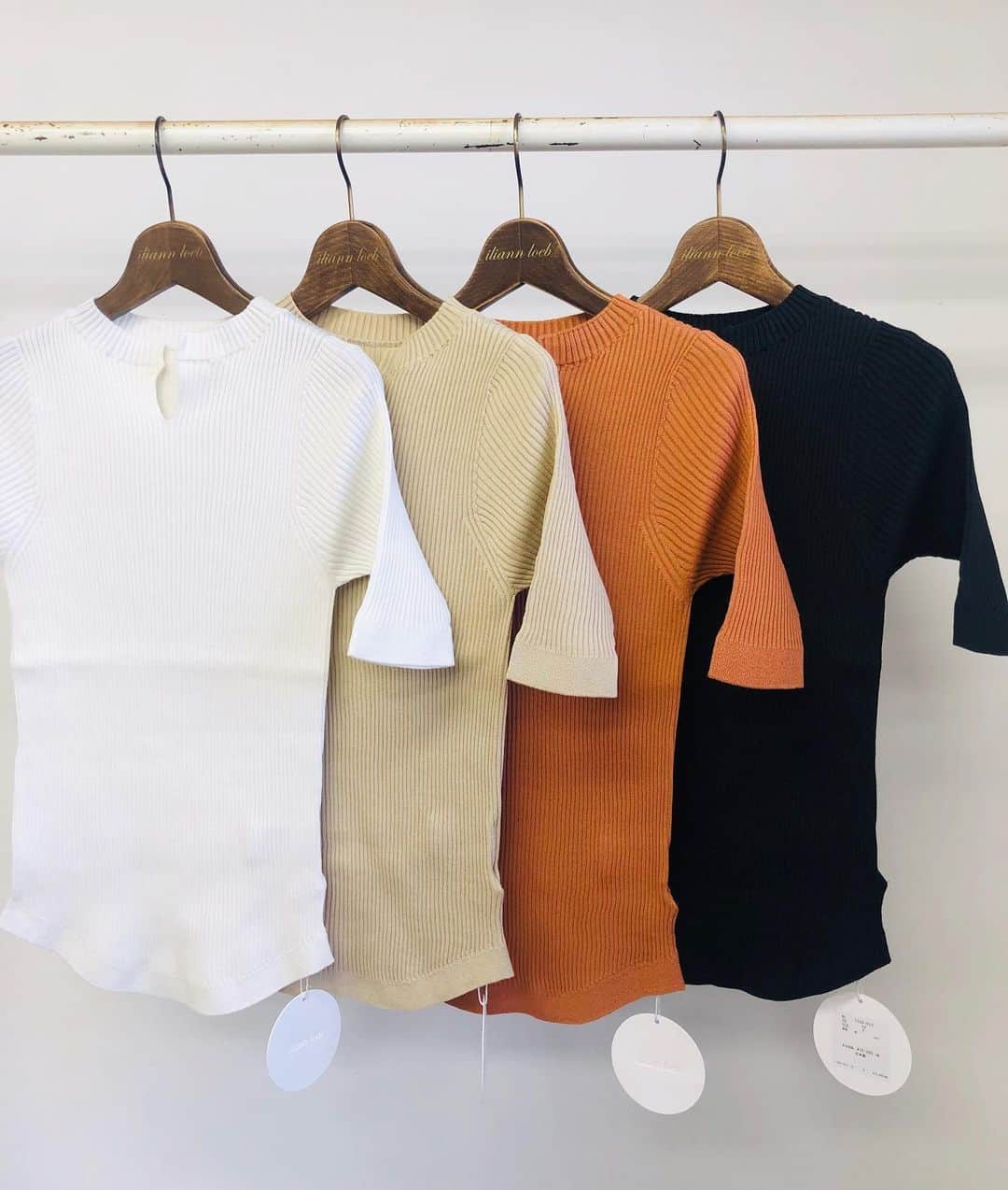 イリアンローヴのインスタグラム：「…iliannloeb 20ss collection… ・ ・ 前後で着れる2wayタイプのプルオーバー。 高級超長綿”GIZA”をシルケット加工した贅沢な素材を使用し、光沢としなやかさ、優しい風合いが特徴です。 RIB編みでキュッとしたフィット感をホールガーメントで編み立てることにより、より一層着心地の良いアイテムです。 ・ ・  #iliannloeb#イリアンローブ#イリアンローヴ#knit#japanknit#knitwear#fashion#ニット#ファッション#wholegarment #ホールガーメント」