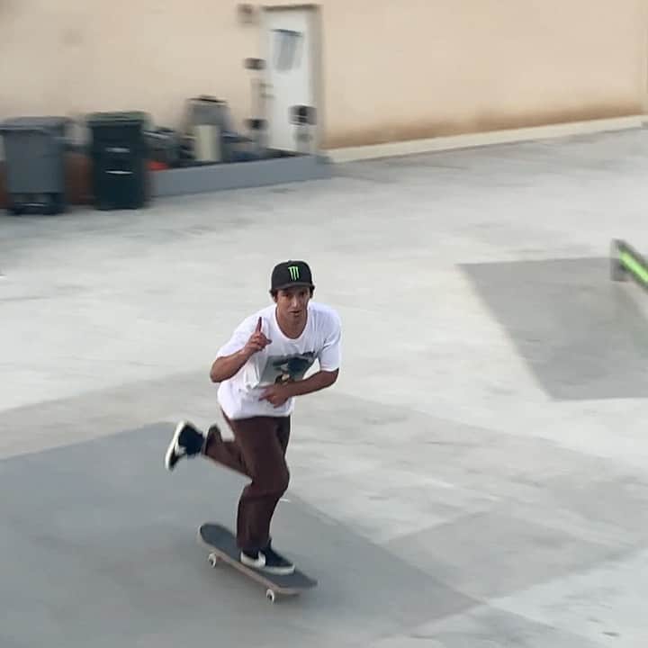 ケビン・ホーフラーのインスタグラム：「#SkateboardingIsFun 🥰」