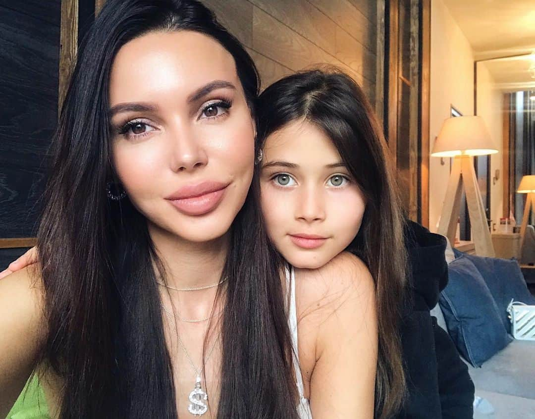 Samoylova Oxanaさんのインスタグラム写真 - (Samoylova OxanaInstagram)「Мой взрослый ребёнок 👩‍👧за последние пол года она повзрослела как будто лет на 5.я так хочу ее оградить и защитить от всего на свете😭но единственное что я могу это просто быть рядом ❤️」5月16日 3時38分 - samoylovaoxana