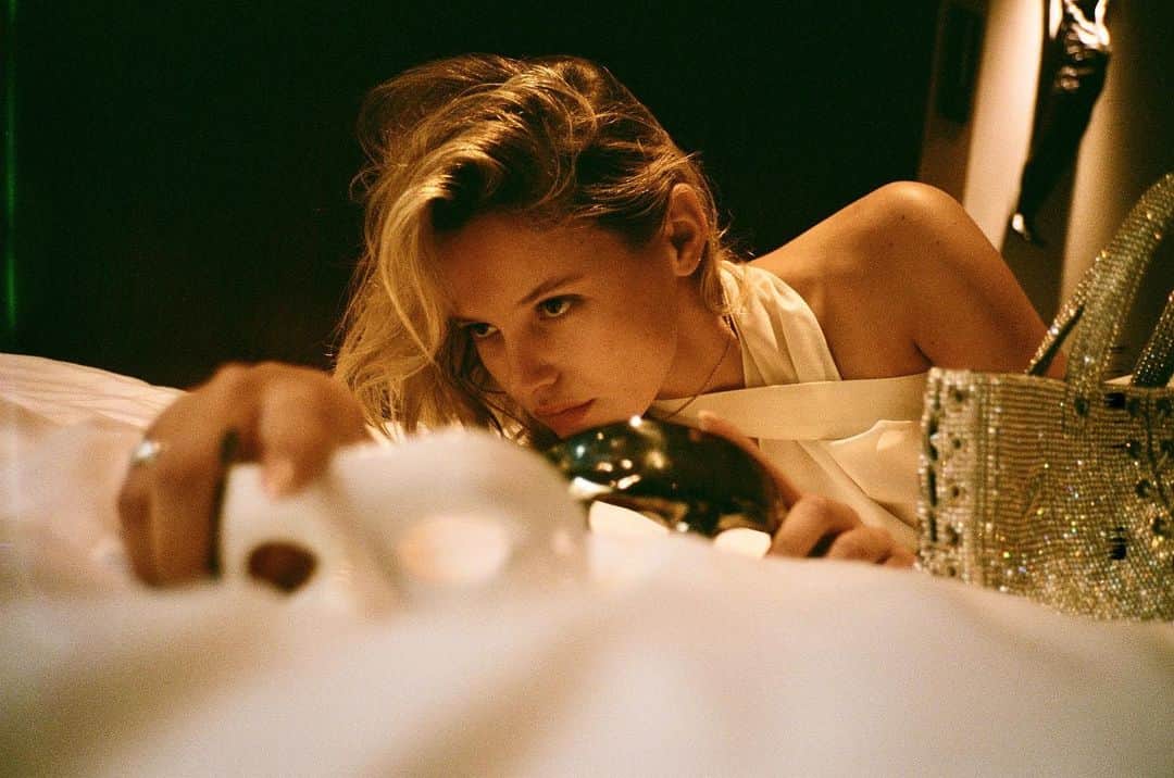 ペイジュ・ライフラーのインスタグラム：「𝒾𝓃 𝒷𝑒𝒹 with @ludovicdesaintsernin by @ccopp」