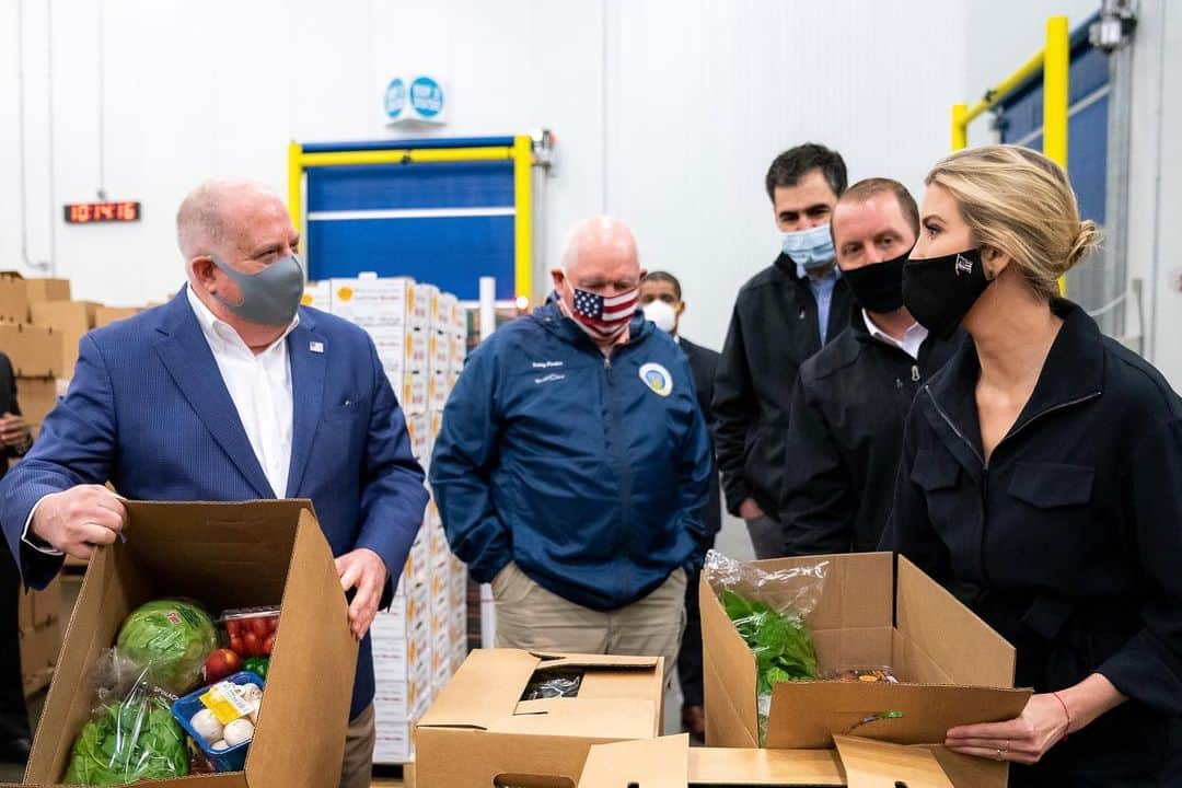 イヴァンカ・トランプさんのインスタグラム写真 - (イヴァンカ・トランプInstagram)「‪Farmers feed America! 🇺🇸 The $3 Billion Farmers to Families Food Box Program launched today will ensure that food that might have gone to waste will now go to those in need!  Fresh produce/meat 🌽 will be packed into boxes 📦 & delivered to food banks + non profits nationwide 👩‍🌾‬ (Official White House Photo: Tia Dufour)」5月16日 3時59分 - ivankatrump