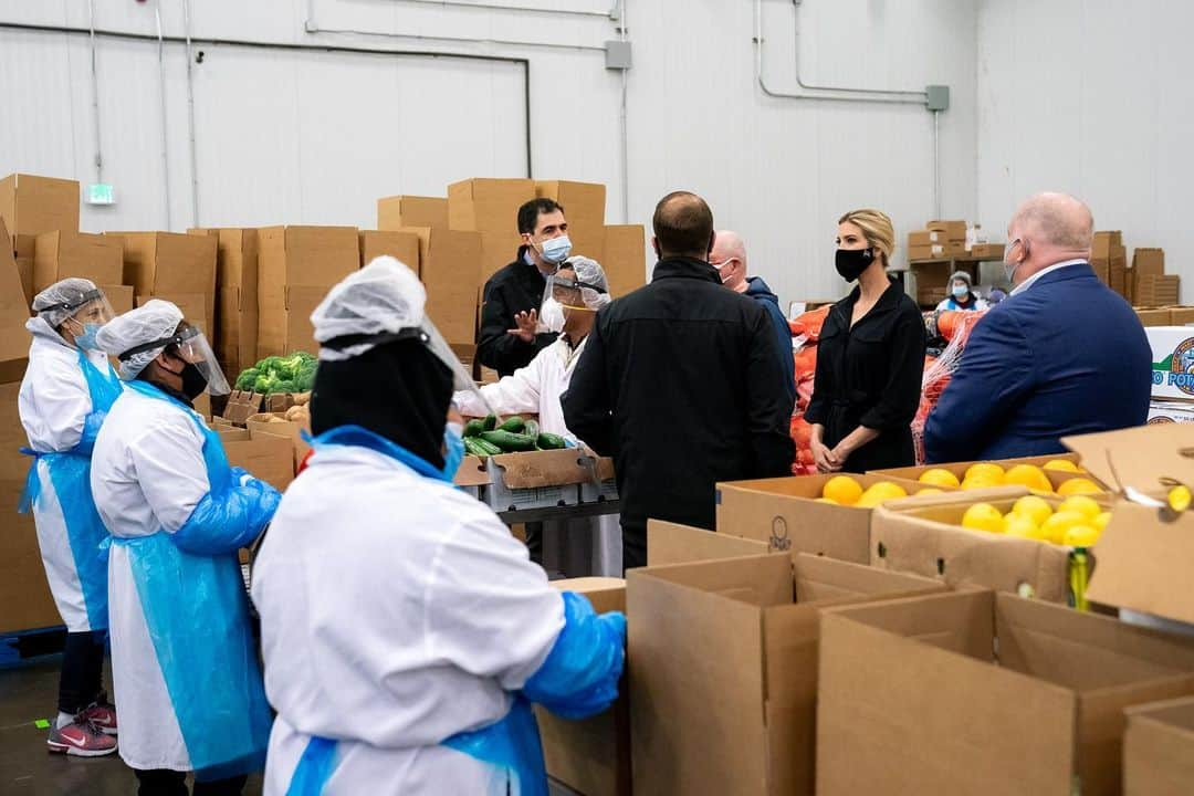 イヴァンカ・トランプさんのインスタグラム写真 - (イヴァンカ・トランプInstagram)「‪Farmers feed America! 🇺🇸 The $3 Billion Farmers to Families Food Box Program launched today will ensure that food that might have gone to waste will now go to those in need!  Fresh produce/meat 🌽 will be packed into boxes 📦 & delivered to food banks + non profits nationwide 👩‍🌾‬ (Official White House Photo: Tia Dufour)」5月16日 3時59分 - ivankatrump