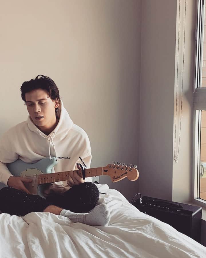 エイダン・J・アレクサンダーのインスタグラム：「passing time」