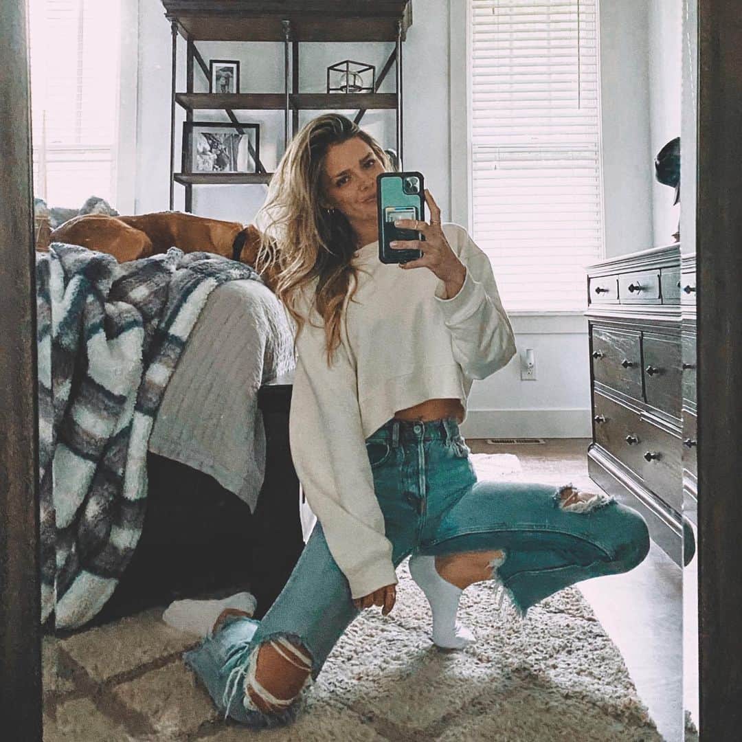 ダニエル・クヌッドソンのインスタグラム：「💙 “Home isn’t a place , it’s a feeling “  Hope everyone is staying healthy happy and safe 🙏🏼 #stayhome #staysafe #stayhappy」