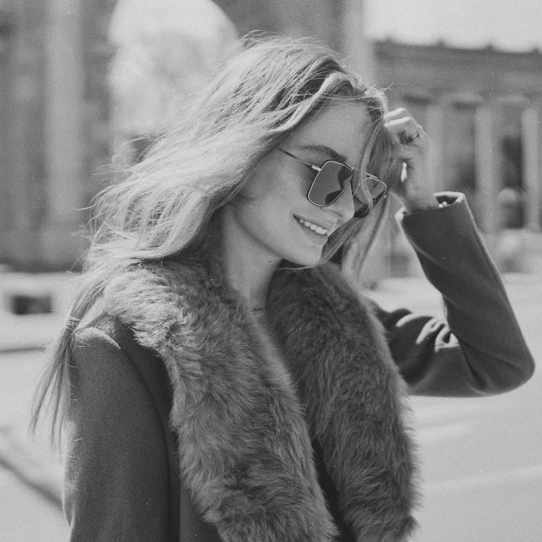SONYA ESMANのインスタグラム：「🤍🌹 какие планы на выходные? если конечно это ещё подходящий вопрос...」