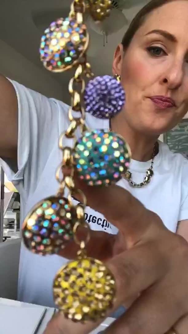 ルル フロストのインスタグラム：「Watch Lisa try on the new spring collection and explain her design process and inspiration and styling tips.」