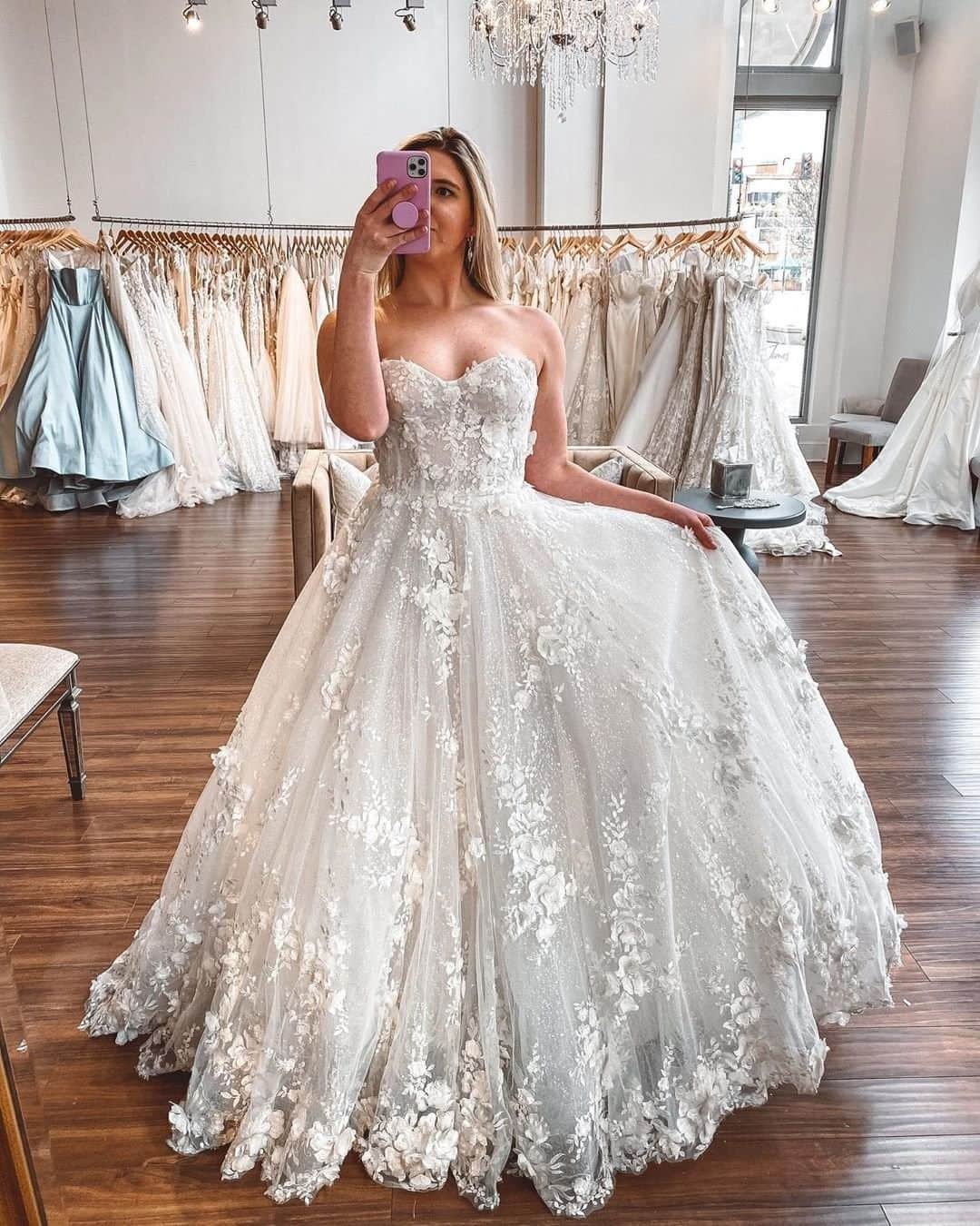 のインスタグラム：「Dazzling 🌟 📷 @kinsleyjamescouturebridal」